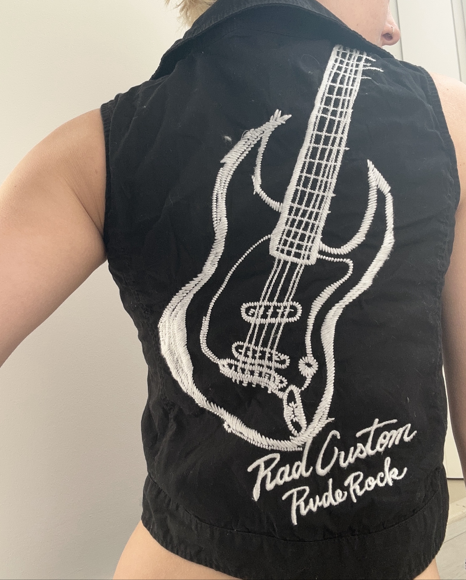 Black Sleeveless Zip Up Crop Top Guitar Embroidery image 2