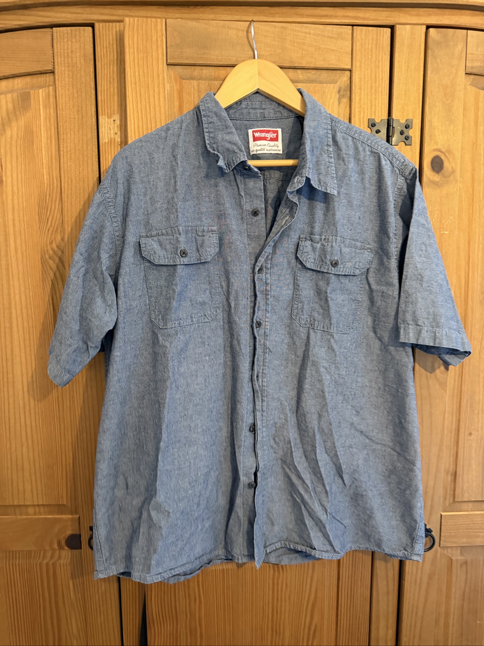 Wrangler Men's XL Short Sleeve Denim looking Shirt Blue