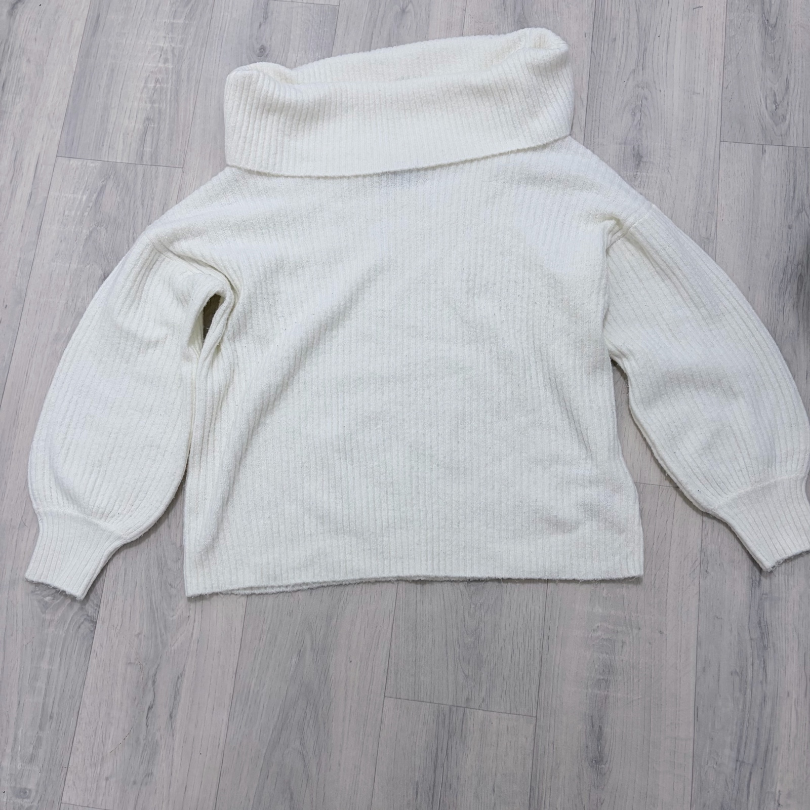 White Ribbed Knit Turtleneck Sweater 12/14