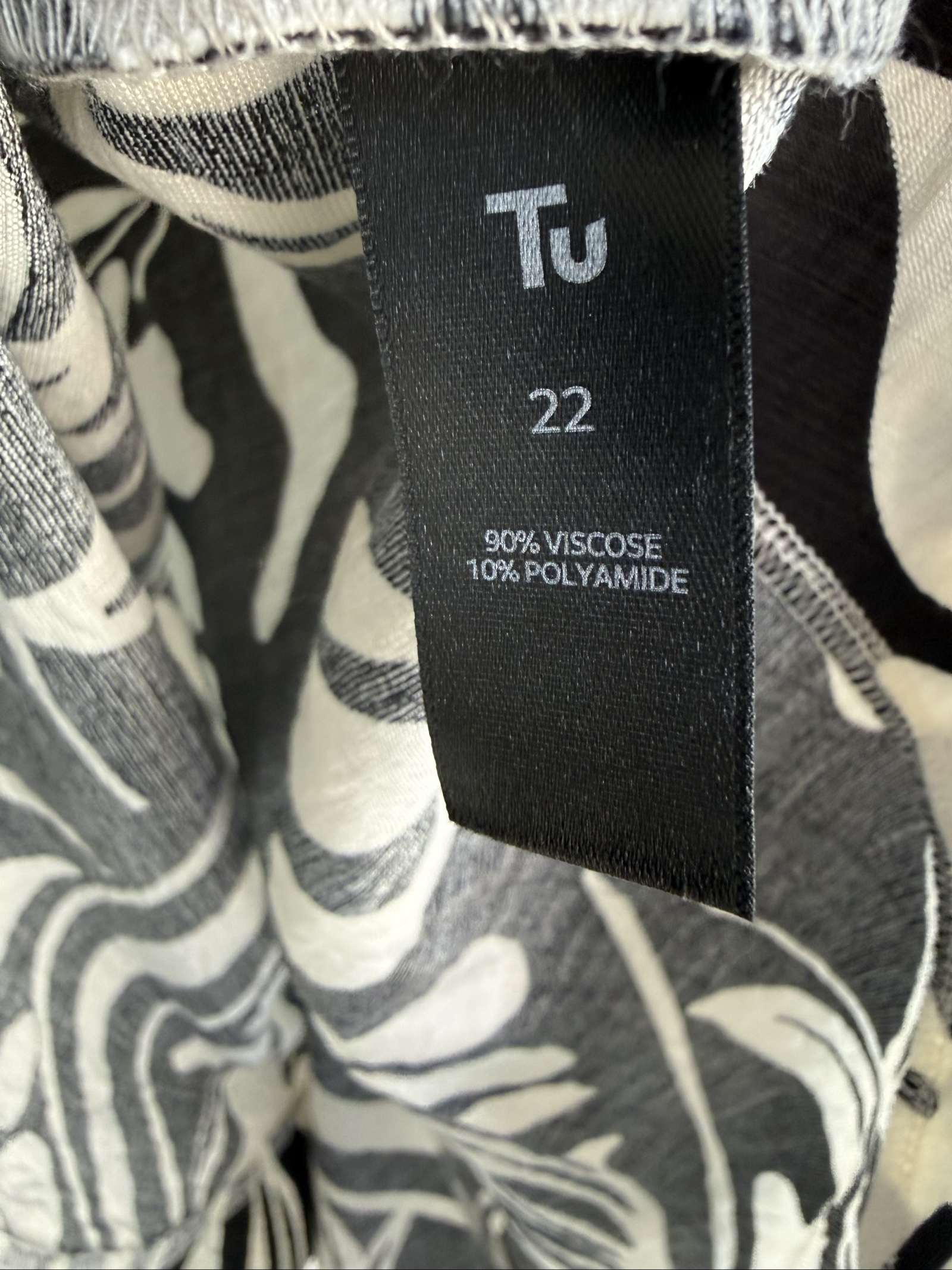 Tu Black & White Floral Sleeveless Top Size 22 Comfortable Summer Casual Blouse image 2