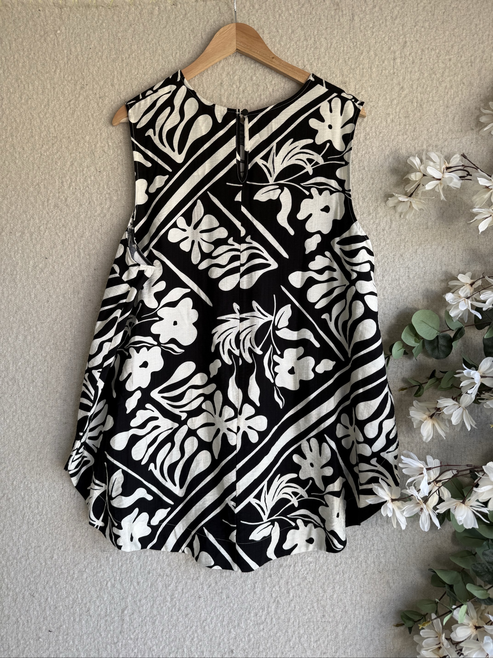 Tu Black & White Floral Sleeveless Top Size 22 Comfortable Summer Casual Blouse image 3