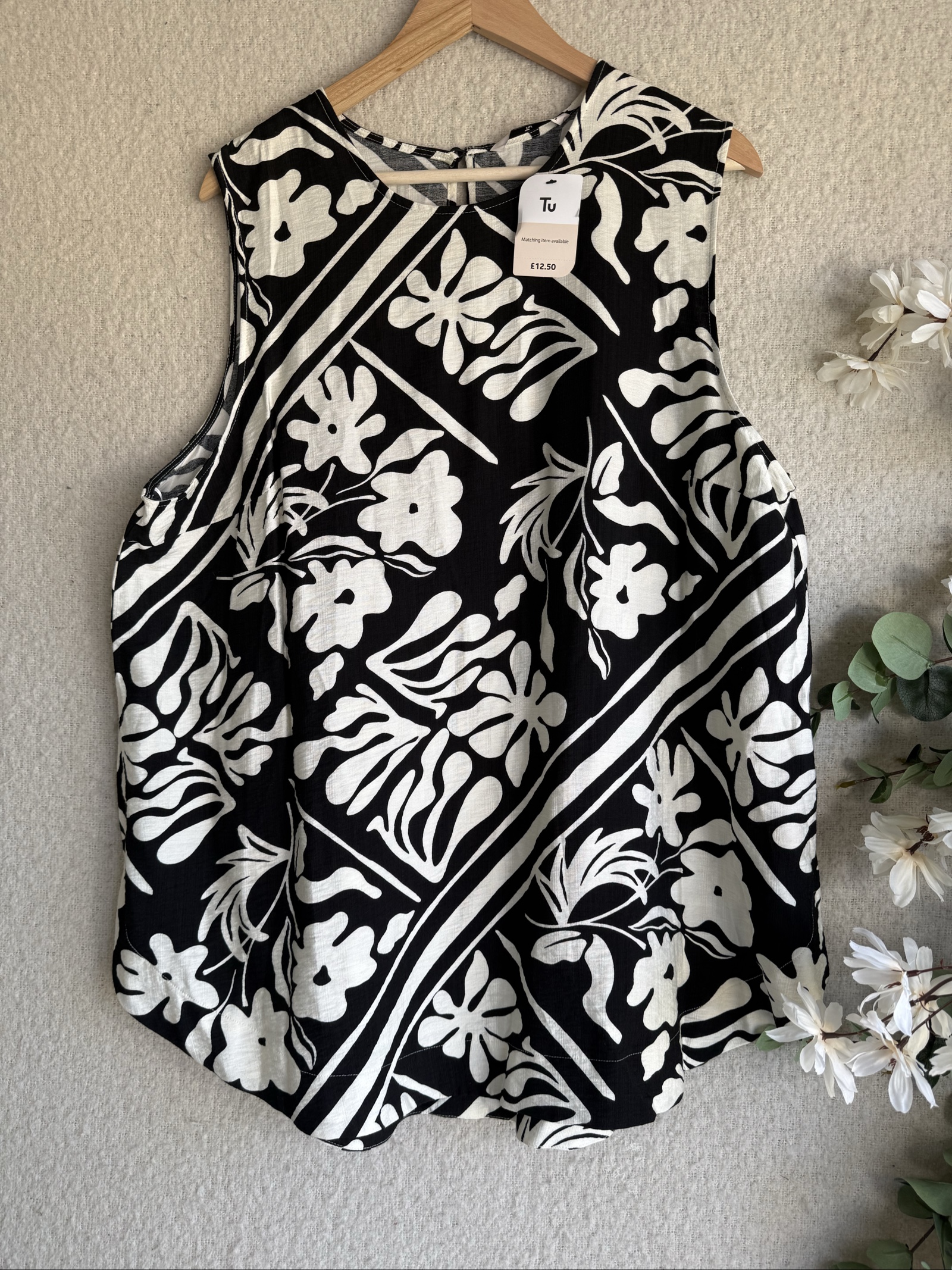 Tu Black & White Floral Sleeveless Top Size 22 Comfortable Summer Casual Blouse