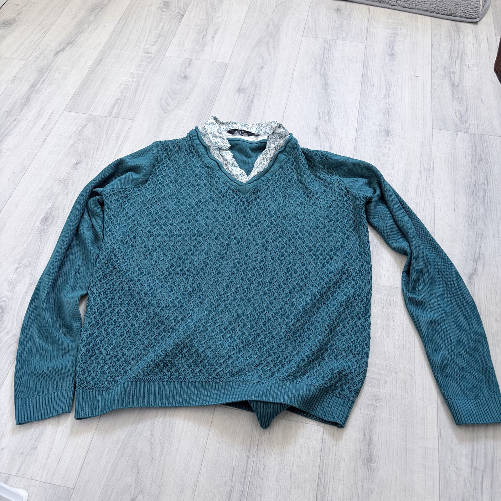 Isle essential Teal Knitted V-Neck Sweater M Textured Front