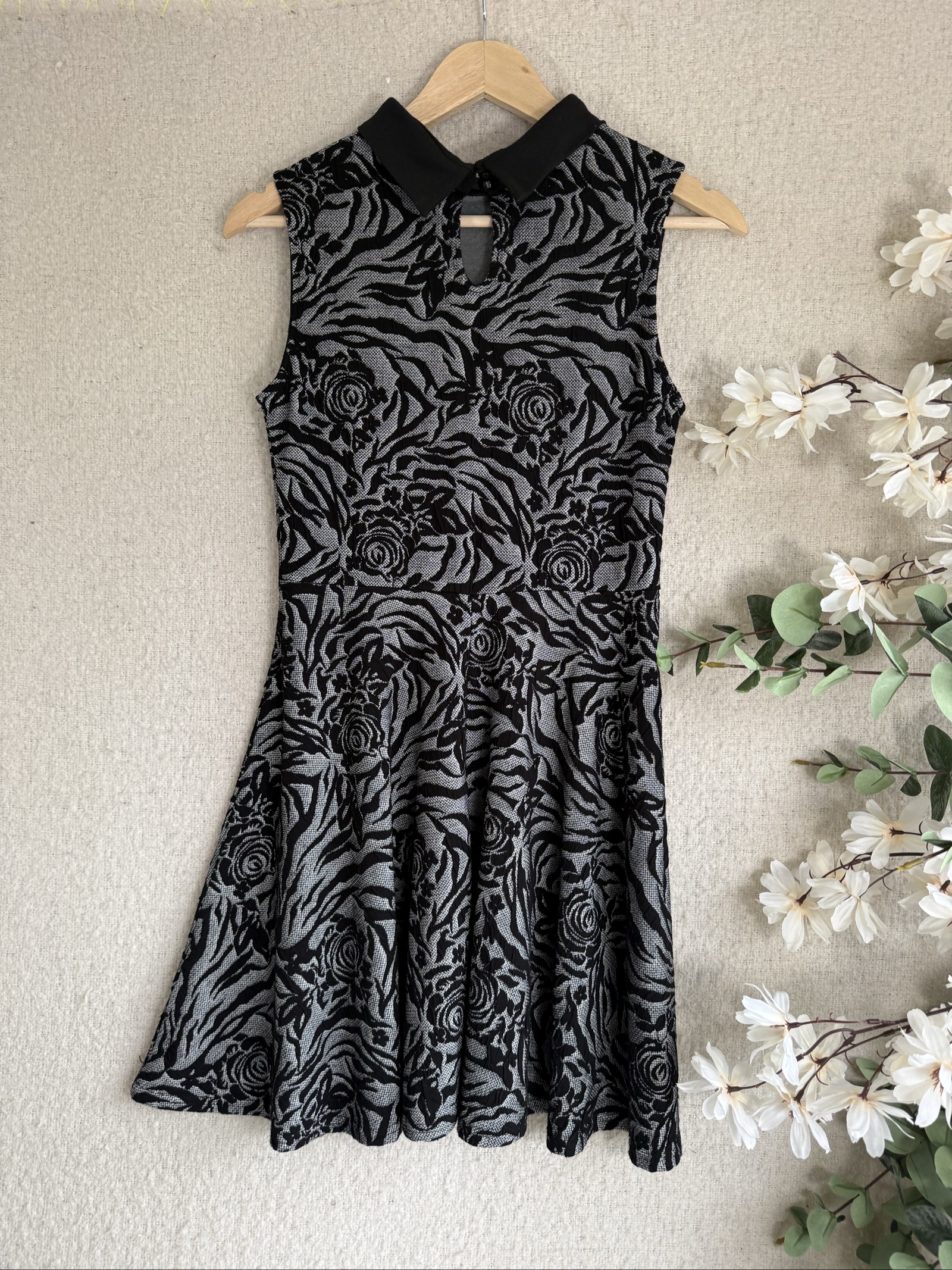 Signature Black & Grey Floral Zebra Print Sleeveless Dress S/M Stylish Chic