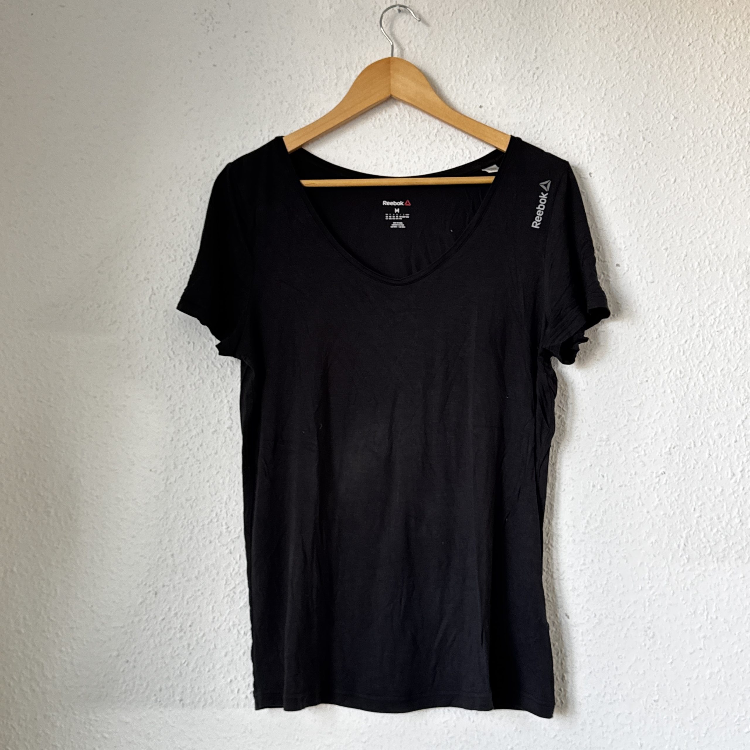 Reebok Black V-Neck T-Shirt Medium Logo Print 2181