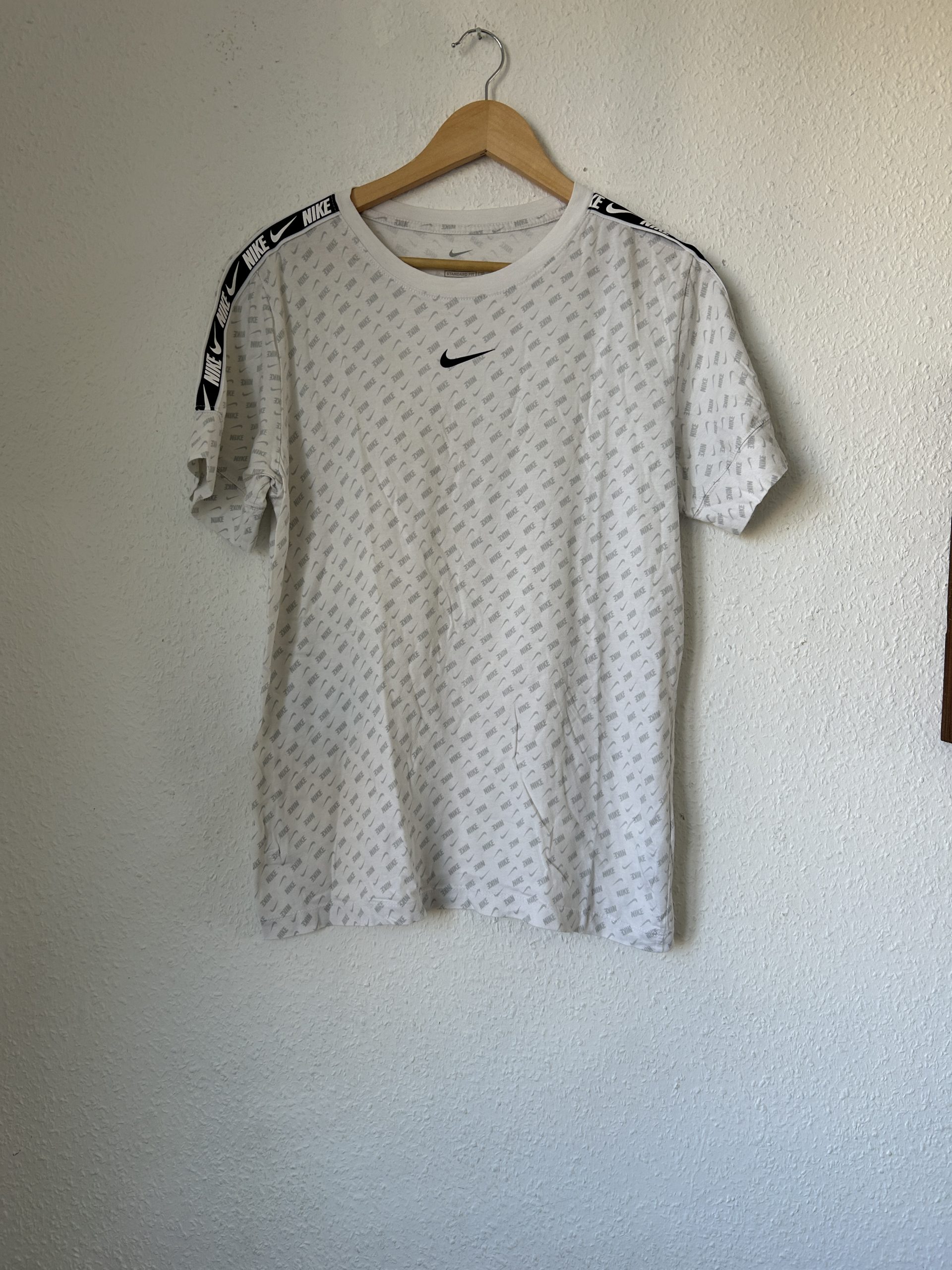 Nike White The Nike Tee Standard Fit T-Shirt M - 2148
