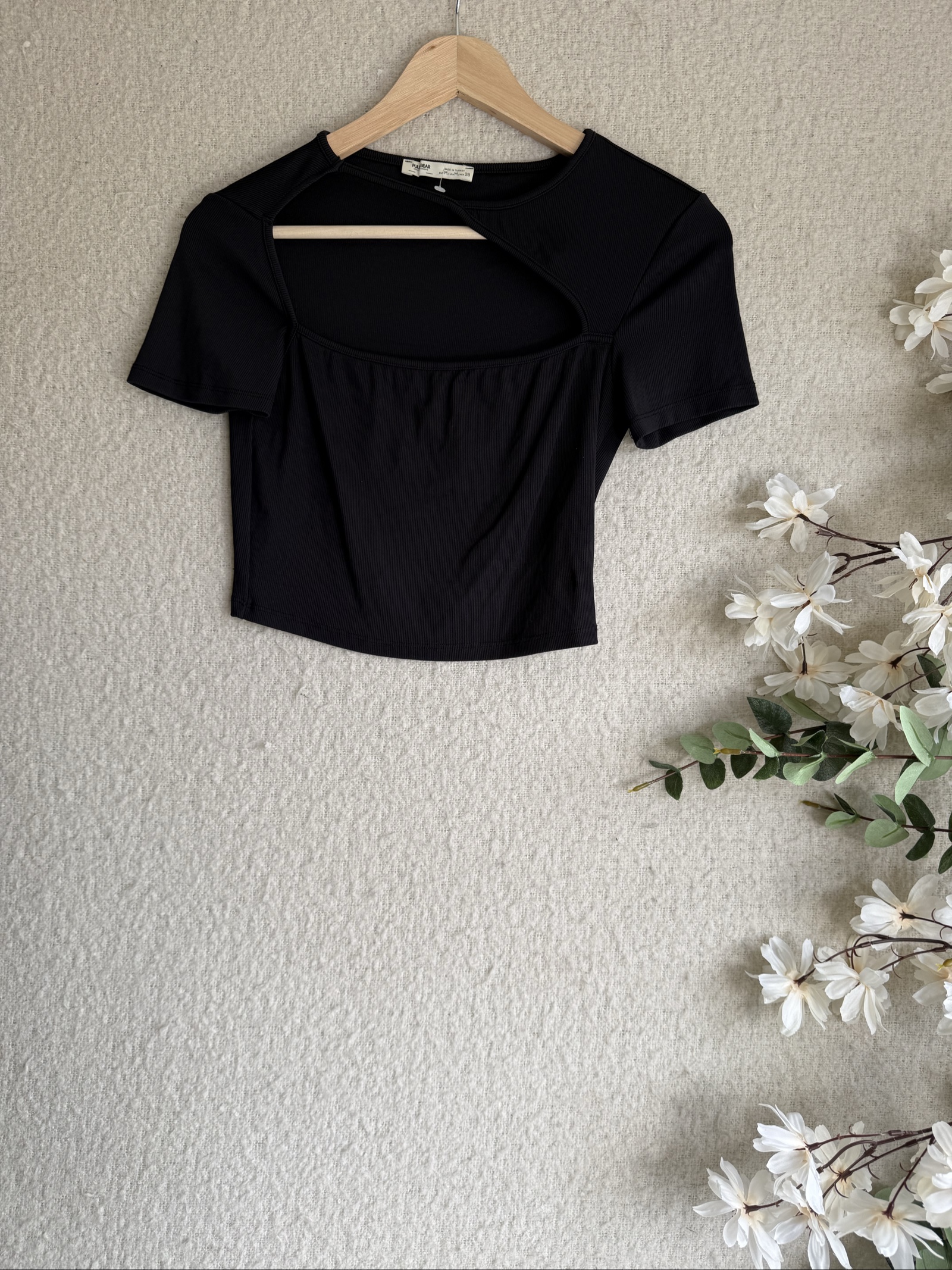 Pull & Bear Black Ribbed Cut-Out Crop Top Medium Stylish Casual Summer Tee