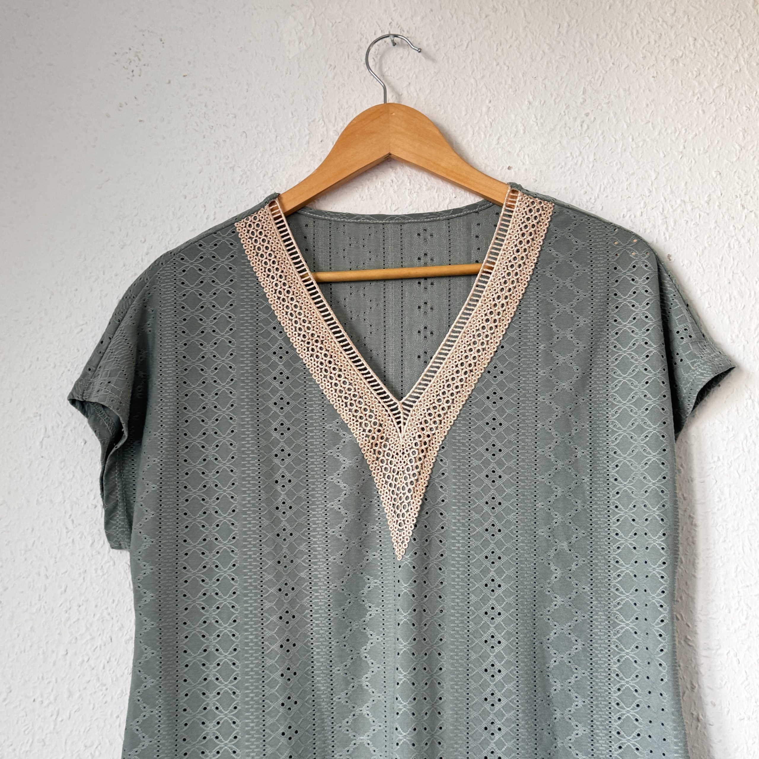 Green Eyelet Knit Top Medium with Lace V-Neck Detail 2354 image 3