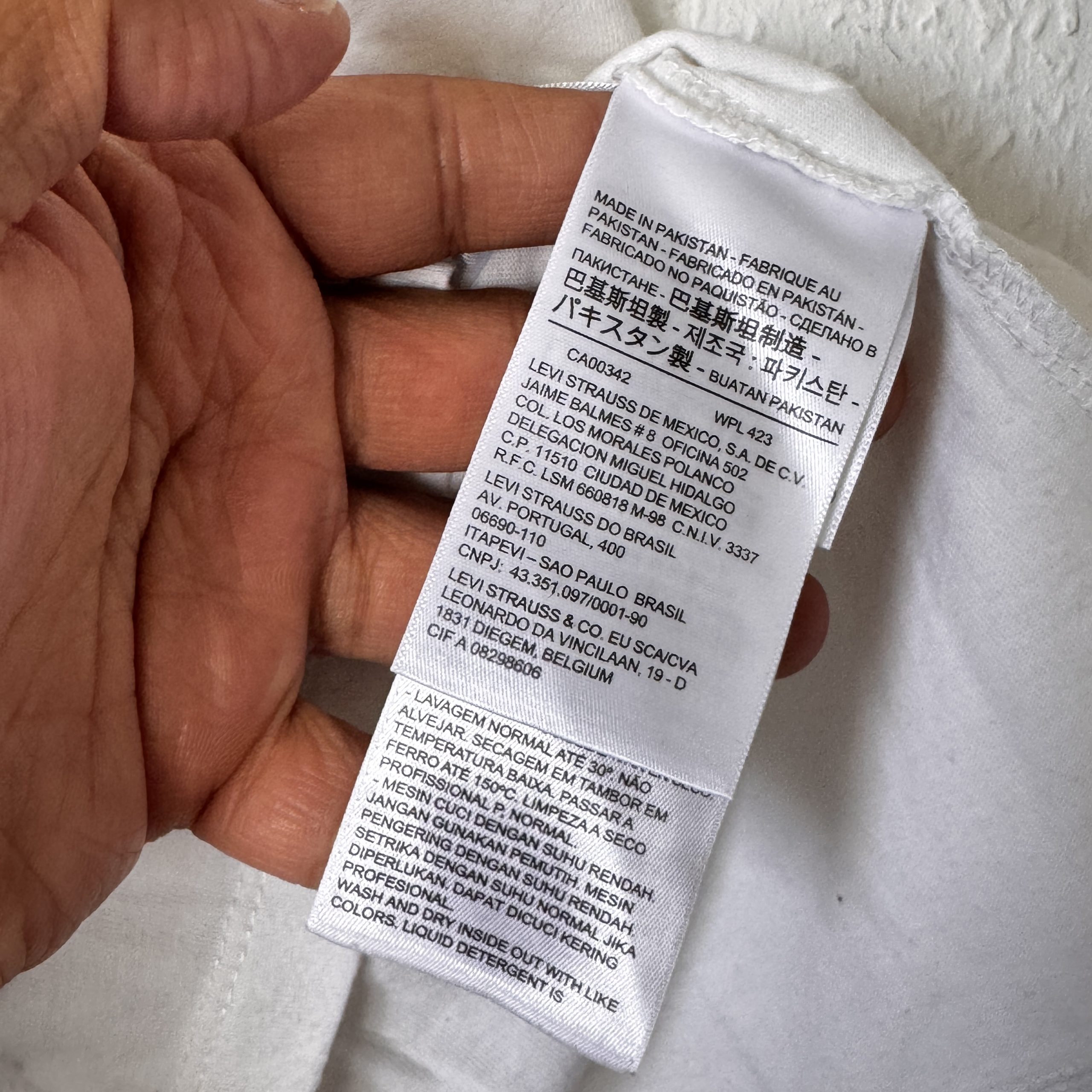 Levi's White Pocket T-Shirt Medium with Minor Marks 2453 image 7