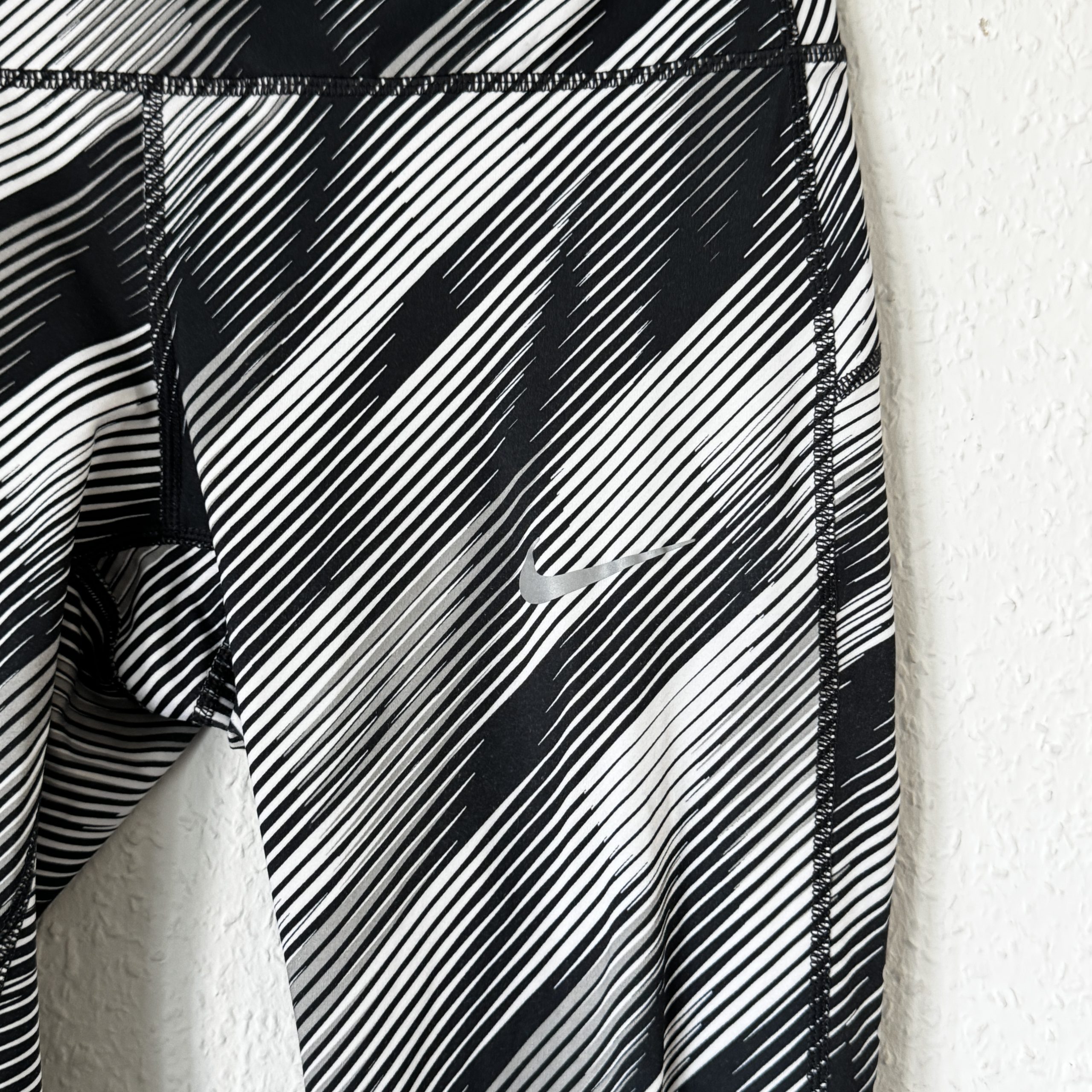 Nike Black & White Compression Leggings Small Zigzag Print 2178 image 2