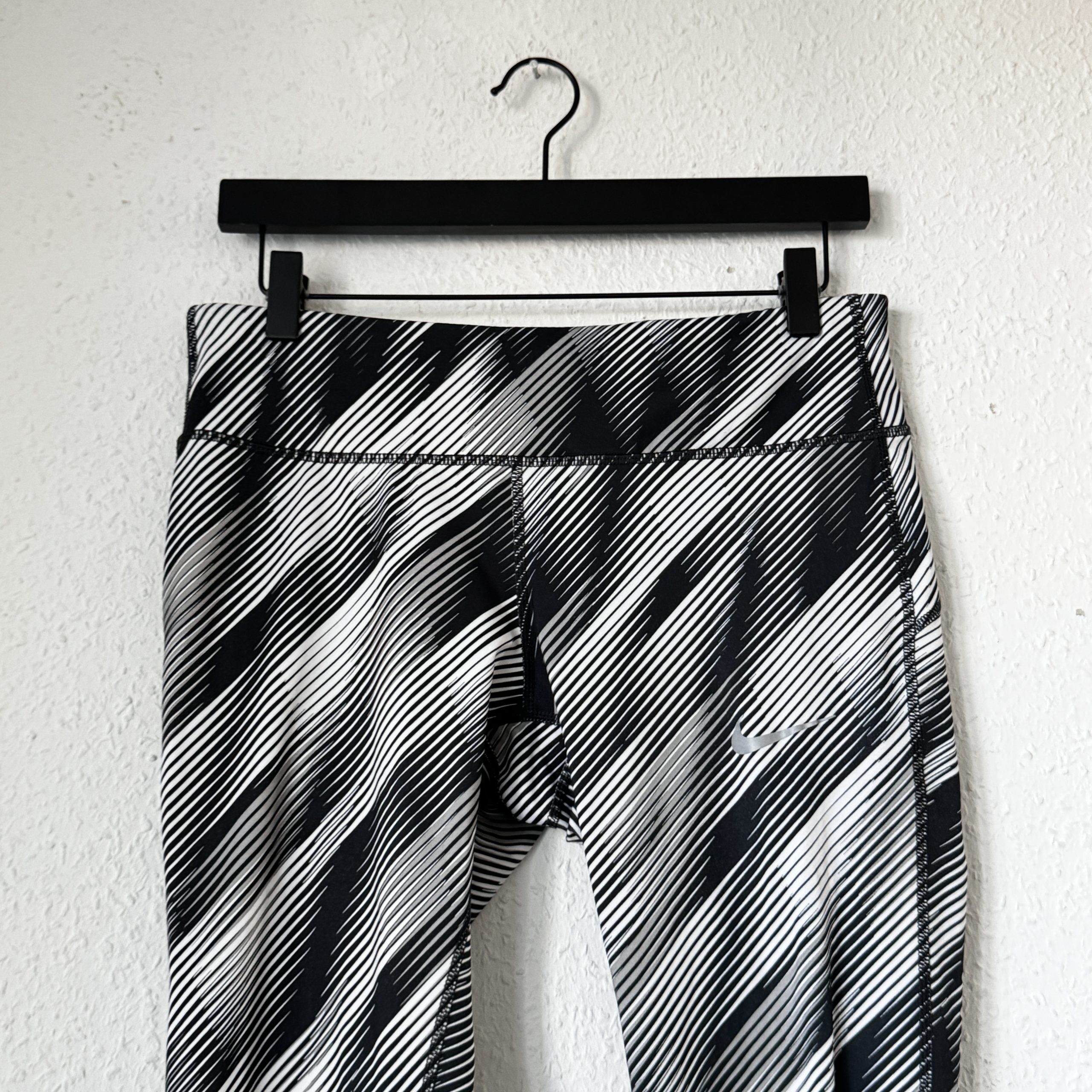 Nike Black & White Compression Leggings Small Zigzag Print 2178 image 3