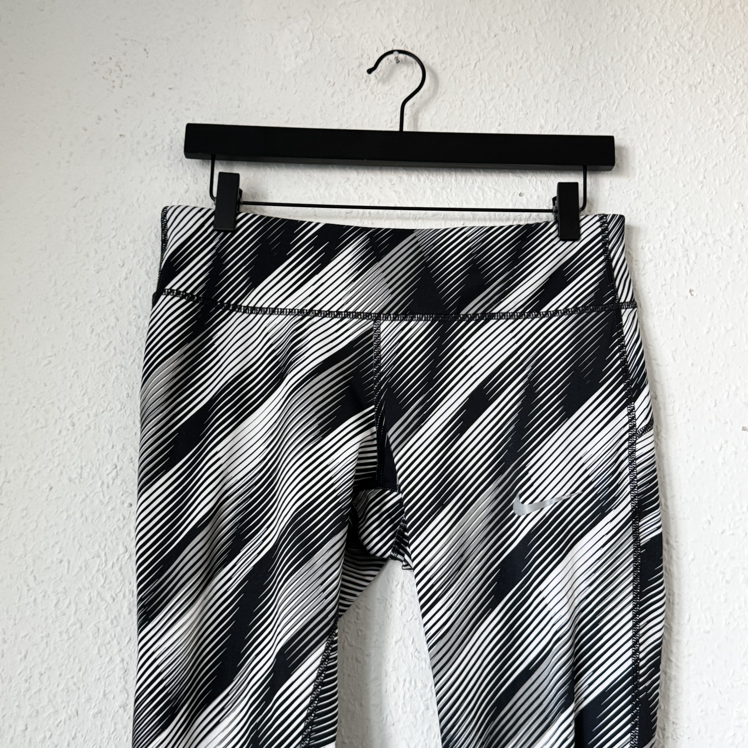 Nike Black & White Compression Leggings Small Zigzag Print 2178 image 4