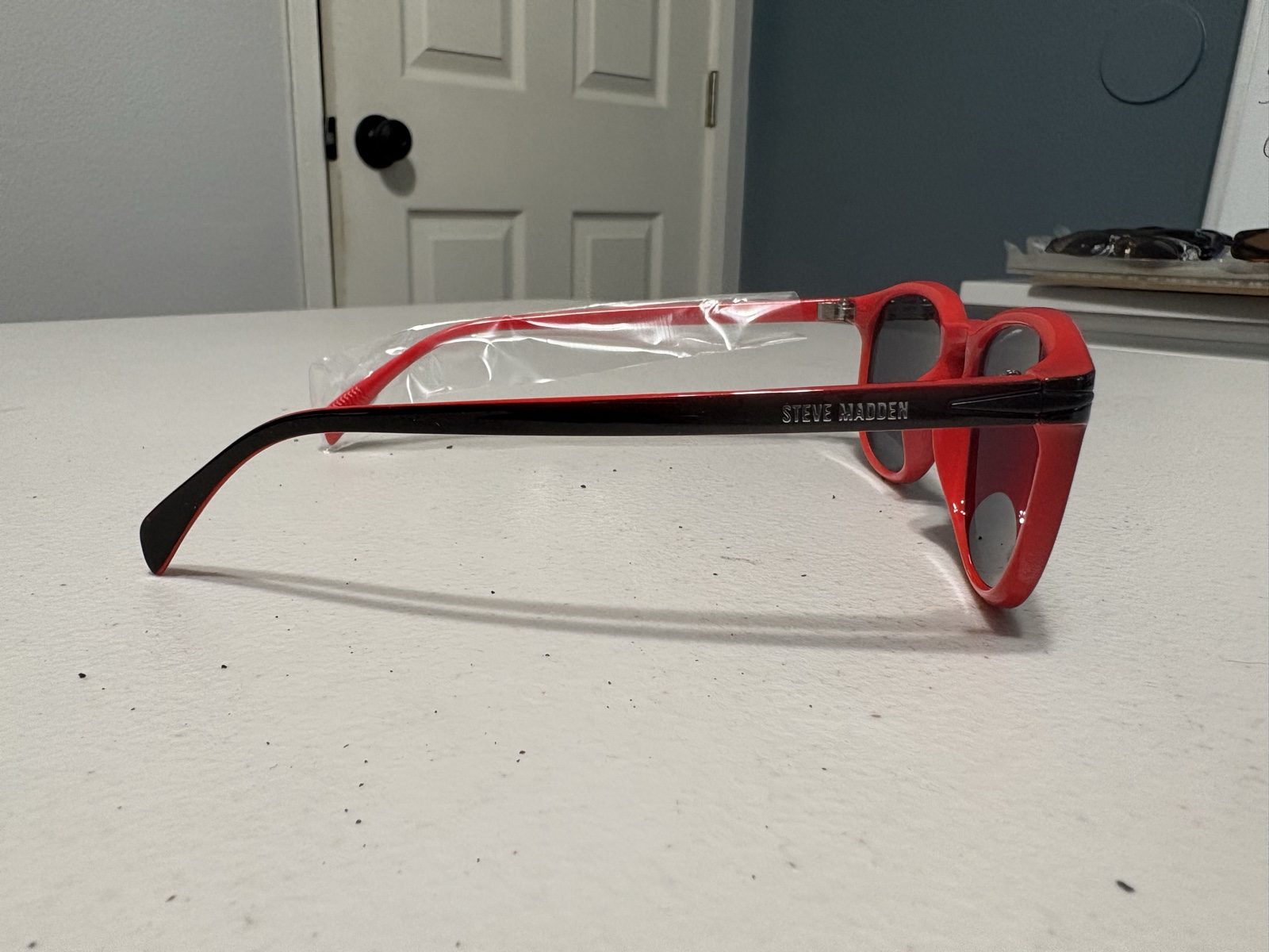 Steve Madden Black & Red Sunglasses with 100% UV Protection image 2