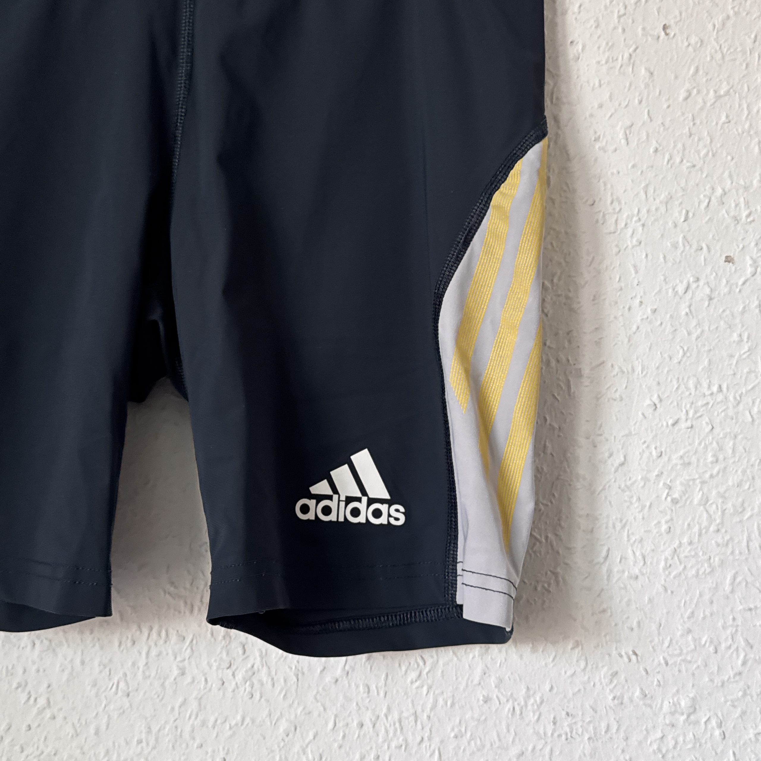 Adidas Black & Yellow Sports Shorts Size M 2612 image 3