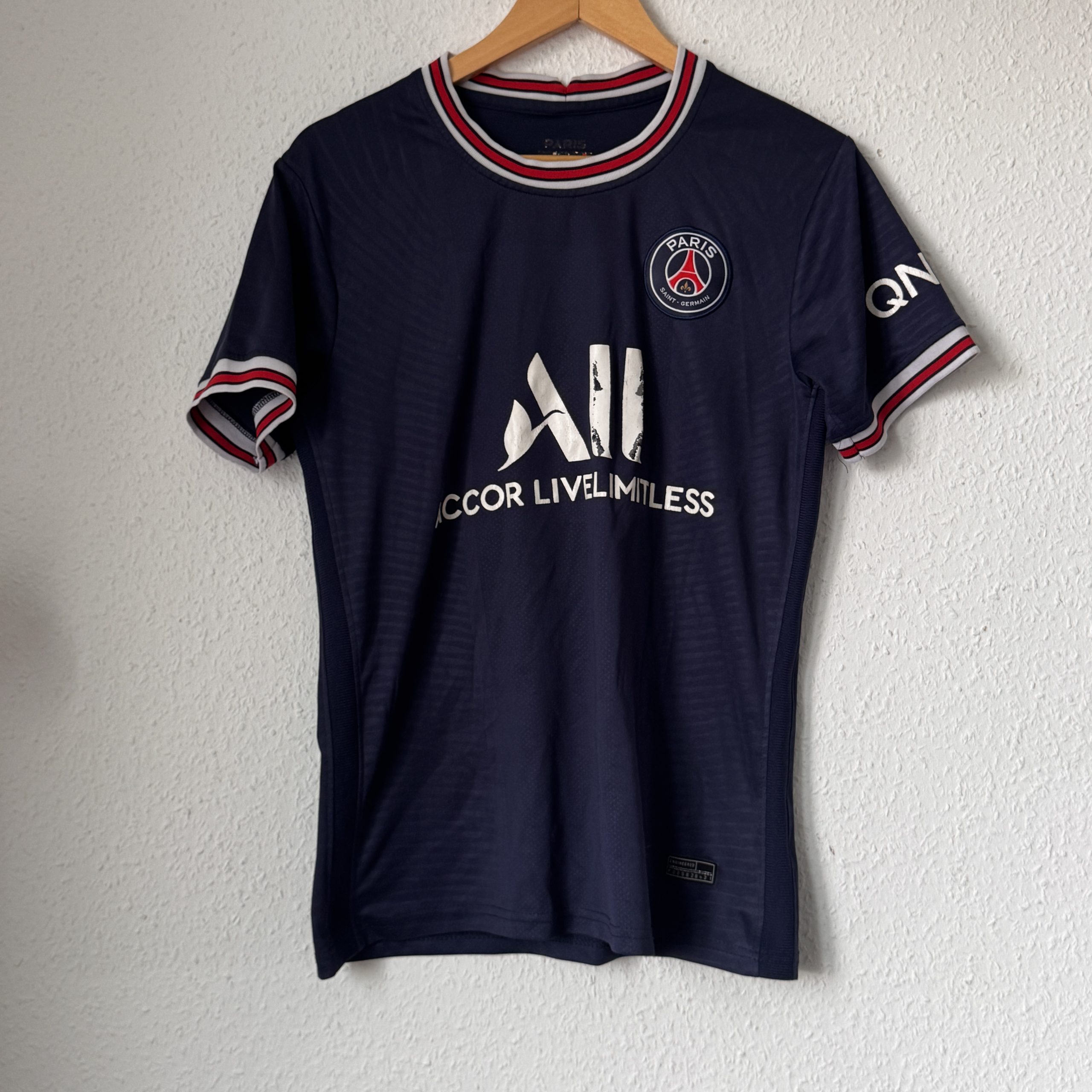 Paris Saint-Germain Navy Football Jersey Size S with Logos 2616