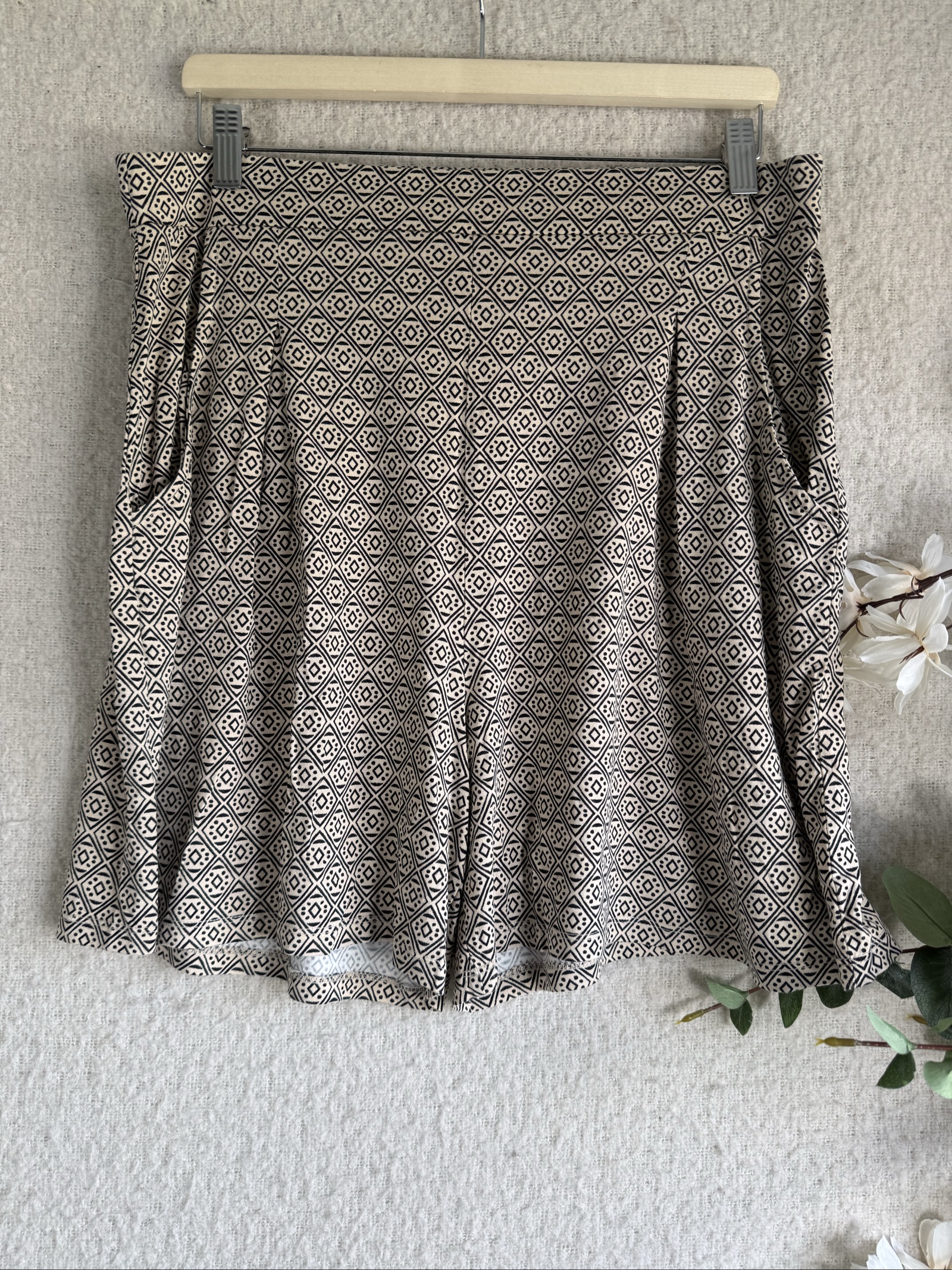 TU Woman Beige & Black Patterned Skort Size 16 Casual Summer Comfortable