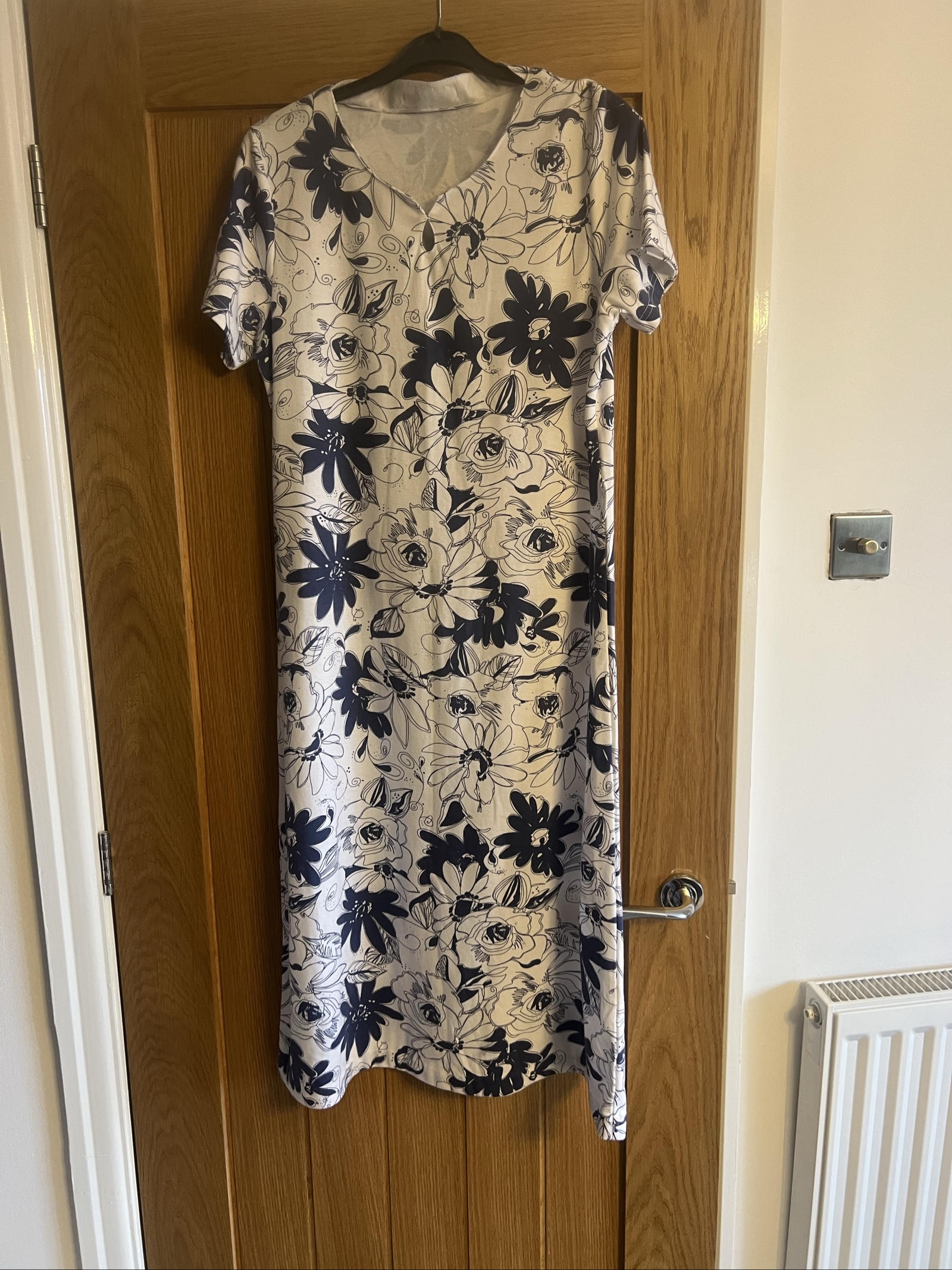 Poppy Navy & White Floral Print Dress Medium V-Neck Short Sleeve