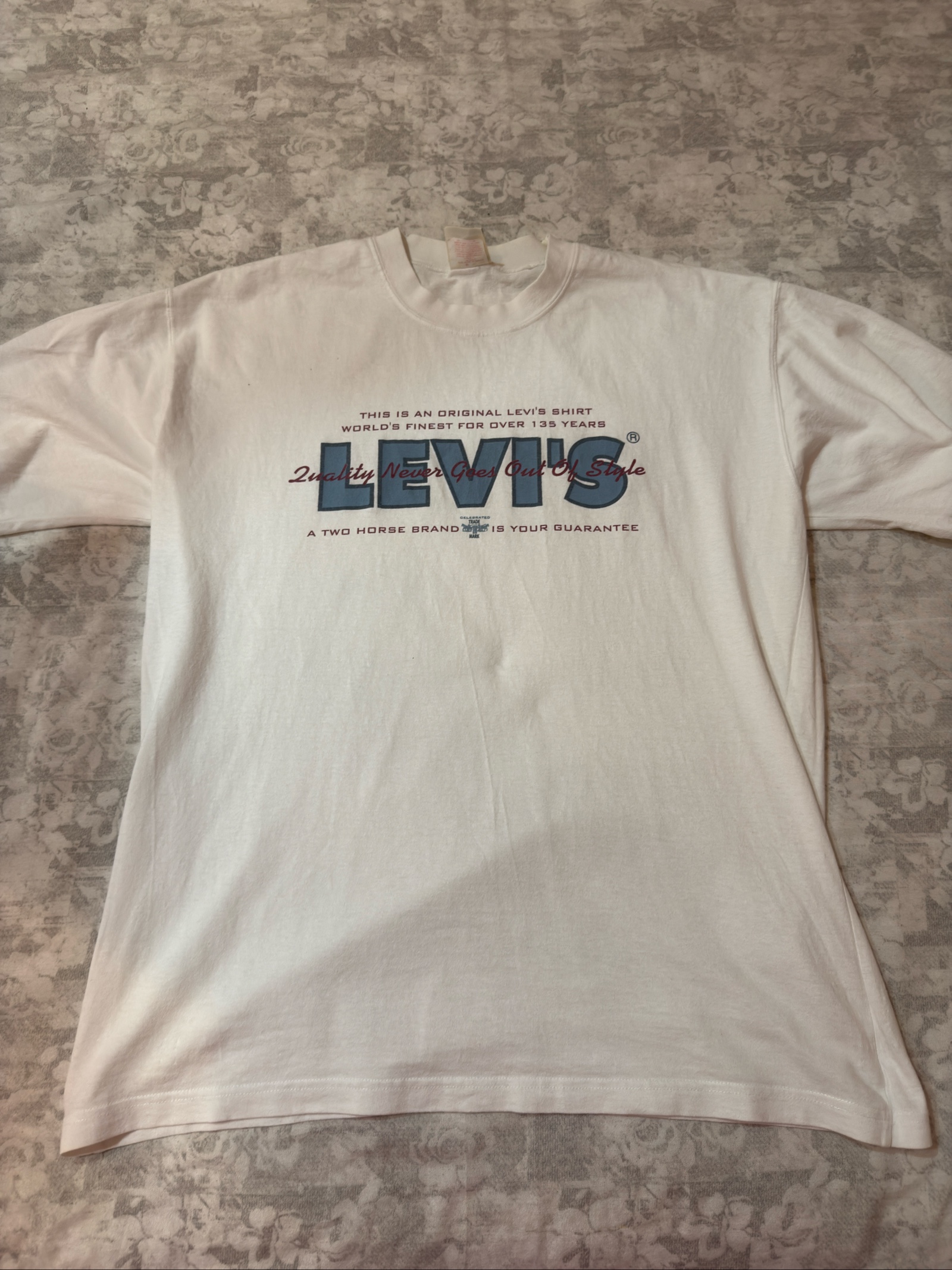 Levi's White Logo T-Shirt Large Quality Never Goes Out of Style