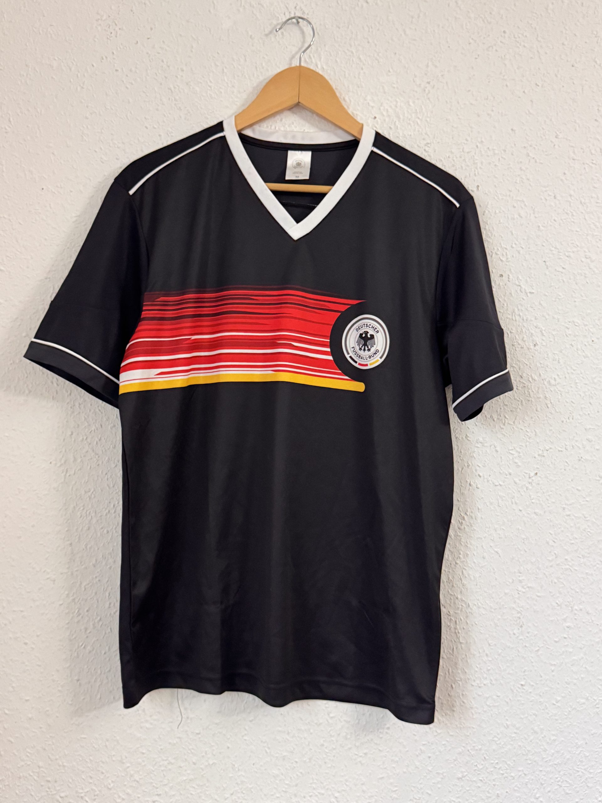Deutschland Black & Red Football Shirt Medium 2016 2815