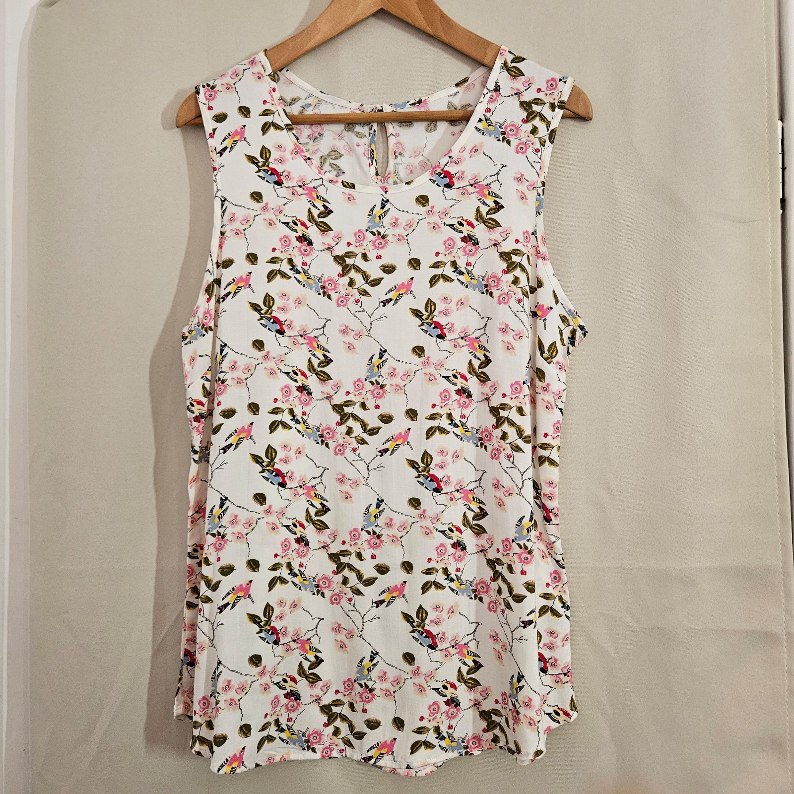 Peacocks White Floral Bird Print Sleeveless Blouse Size 14