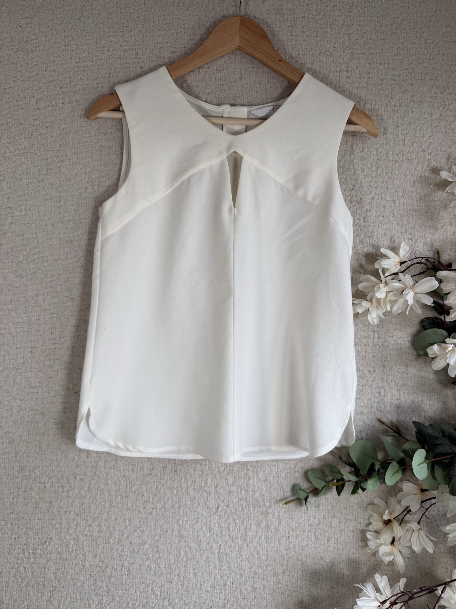 Jasper Conran Cream Sleeveless Blouse Top UK 8 Elegant Keyhole Detail
