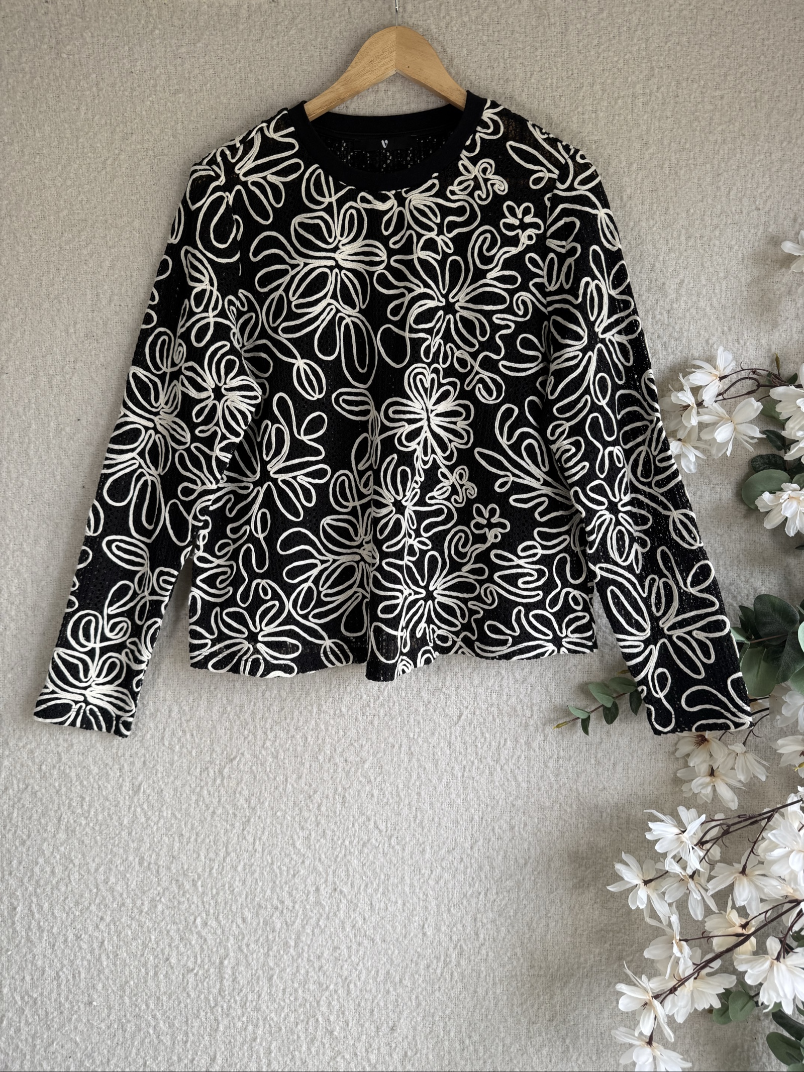 Very Black & White Floral Embroidered Mesh Jumper UK 18 Stylish Detailed