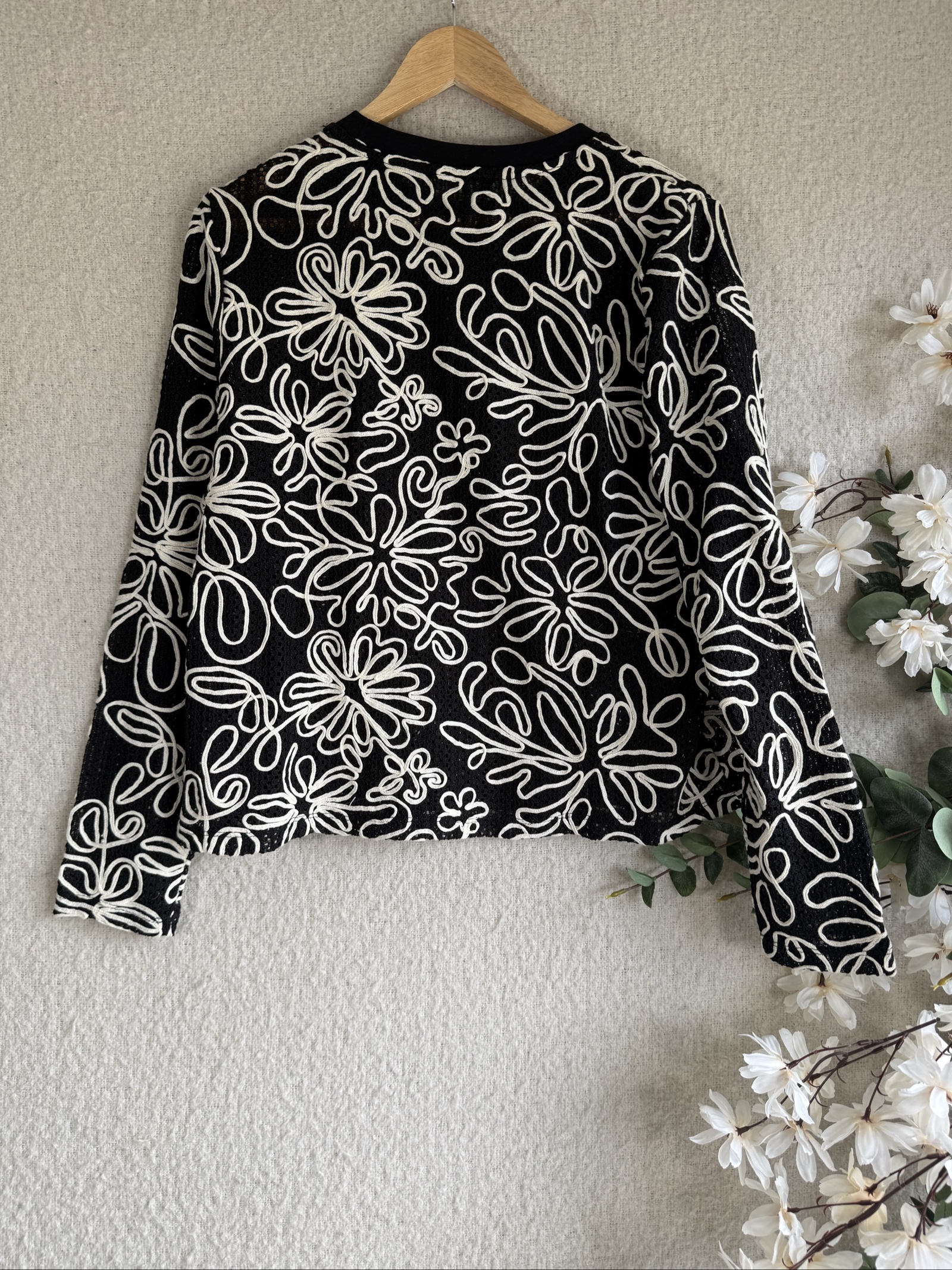 Very Black & White Floral Embroidered Mesh Jumper UK 18 Stylish Detailed image 4