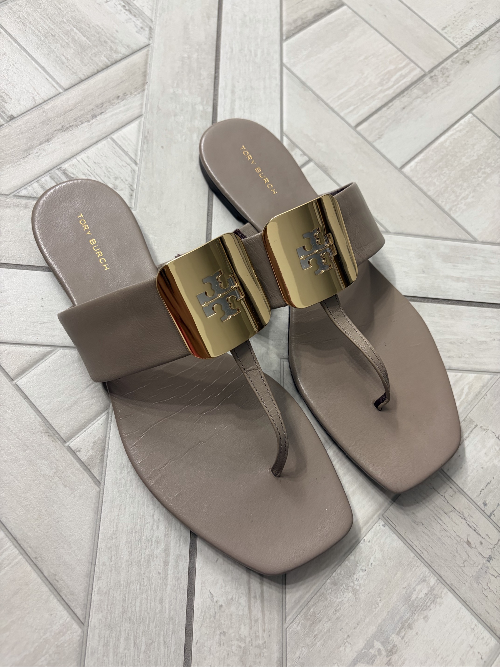 Tory Burch Taupe Leather Thong Sandals US 9 Gold Logo Accent