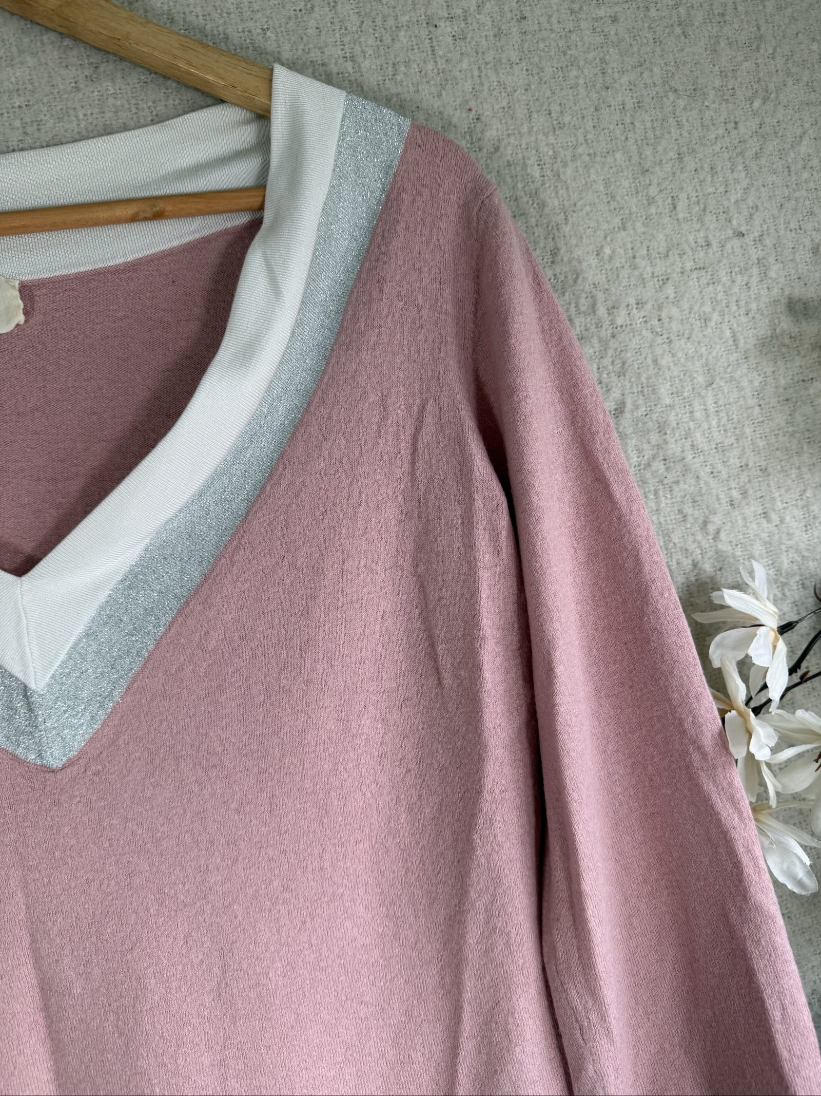 Hush Pink & White V Neck Sweater Medium Soft Blend Casual Knitwear image 3