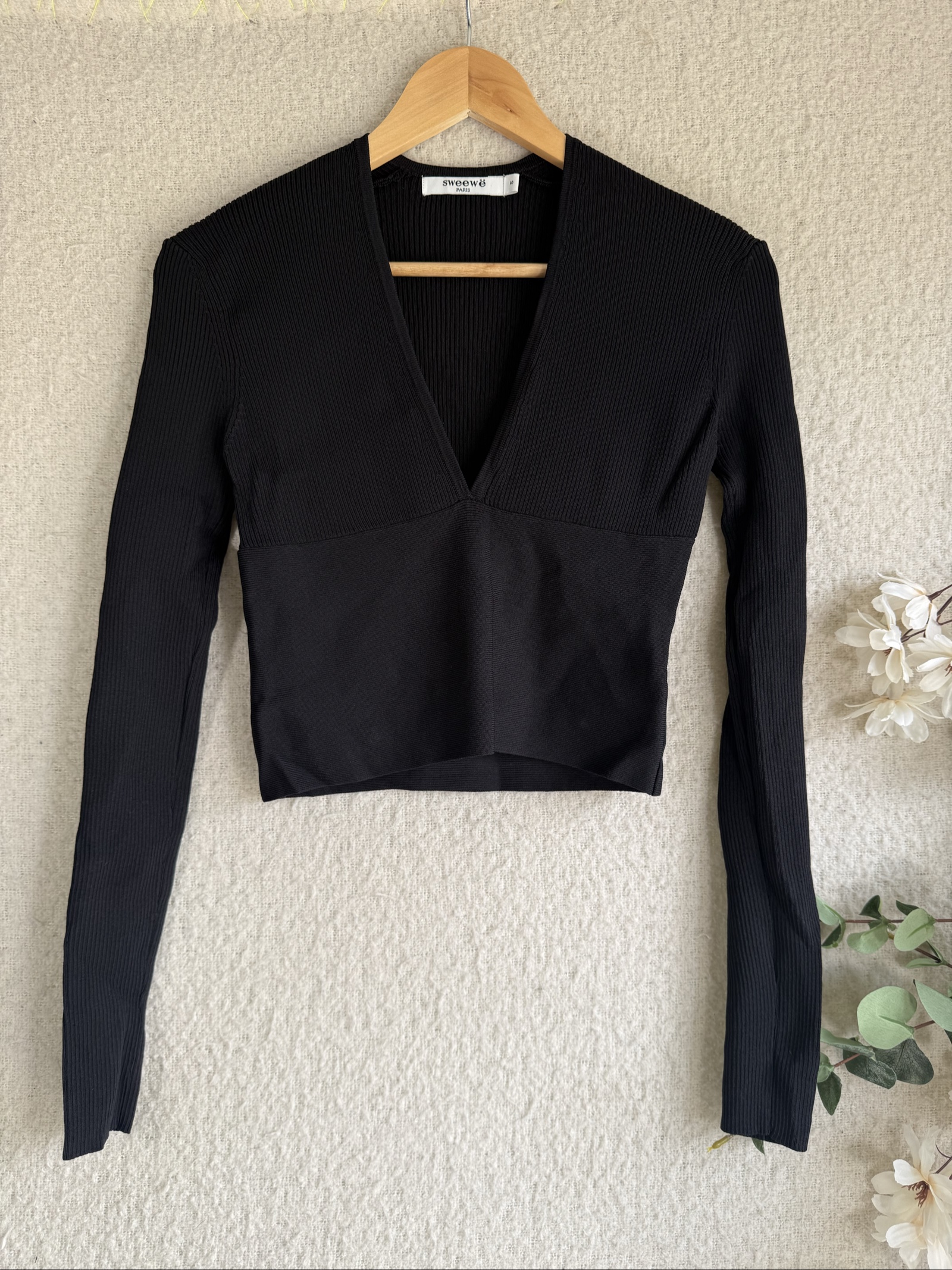 Sweewë Black Ribbed V-Neck Crop Top Long Sleeve Small Chic Casual Stylish