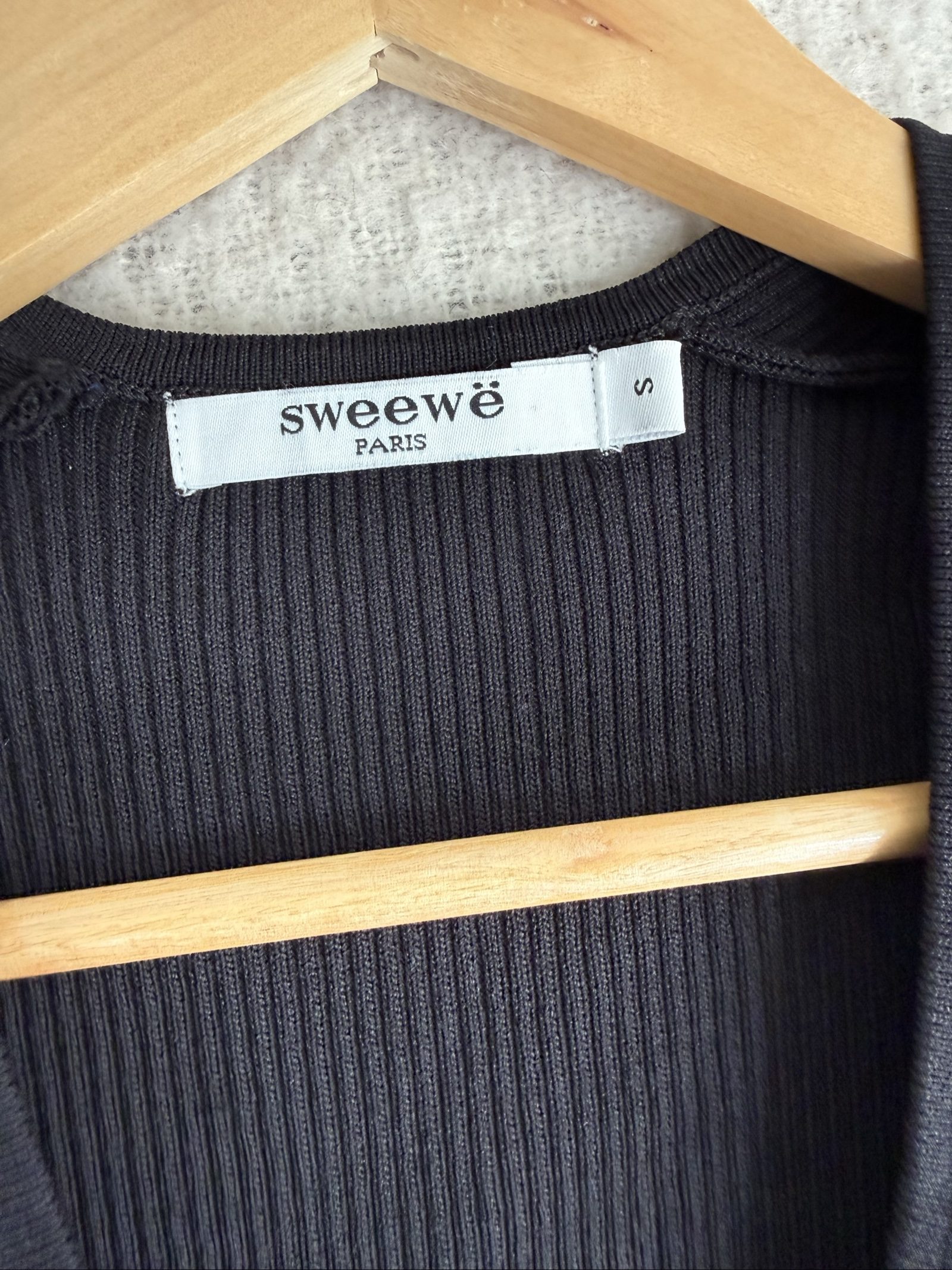 Sweewë Black Ribbed V-Neck Crop Top Long Sleeve Small Chic Casual Stylish image 2