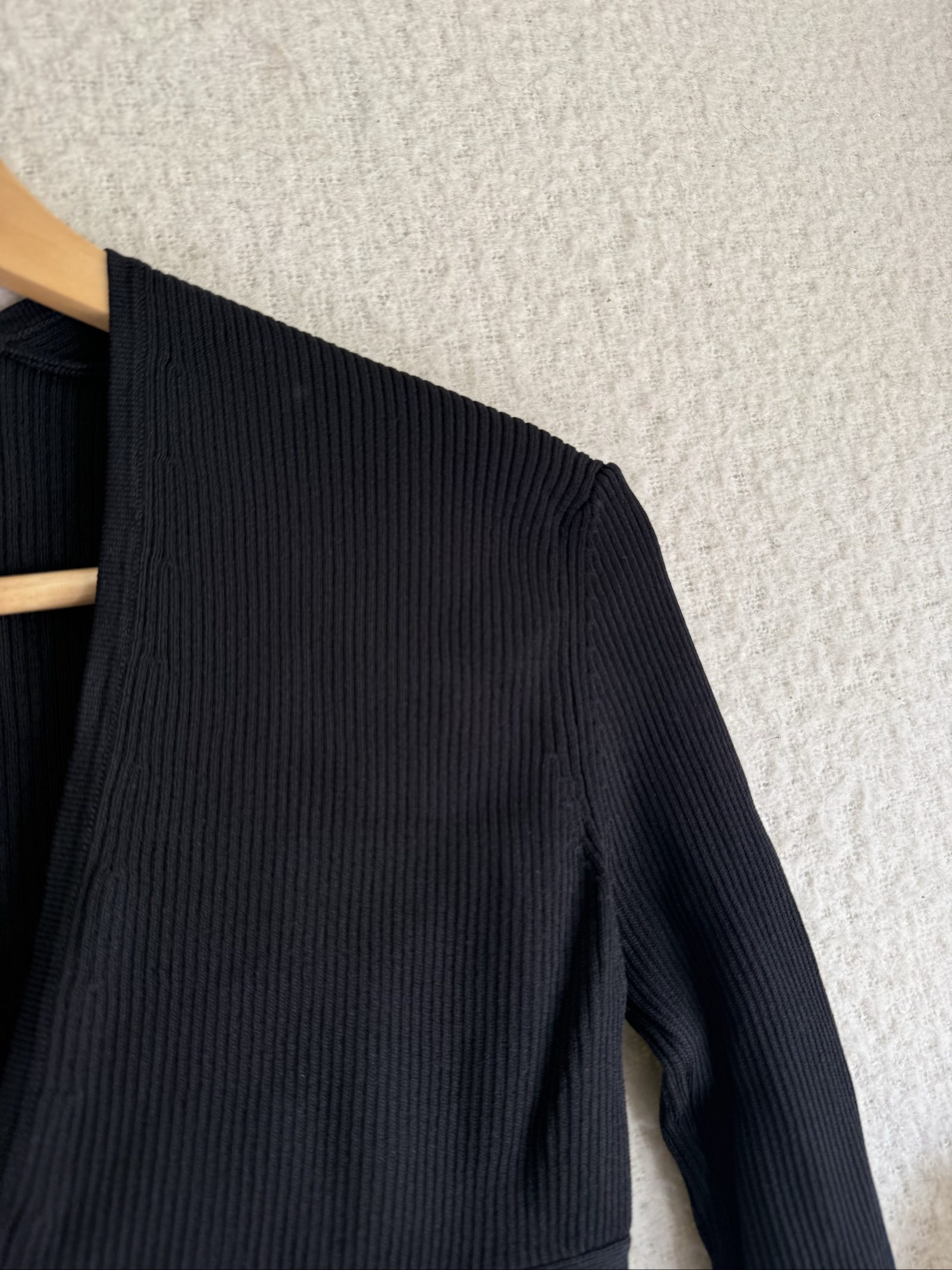 Sweewë Black Ribbed V-Neck Crop Top Long Sleeve Small Chic Casual Stylish image 3