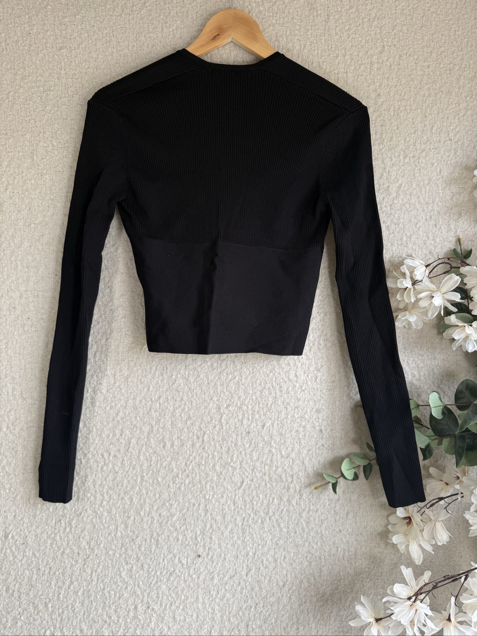 Sweewë Black Ribbed V-Neck Crop Top Long Sleeve Small Chic Casual Stylish image 4