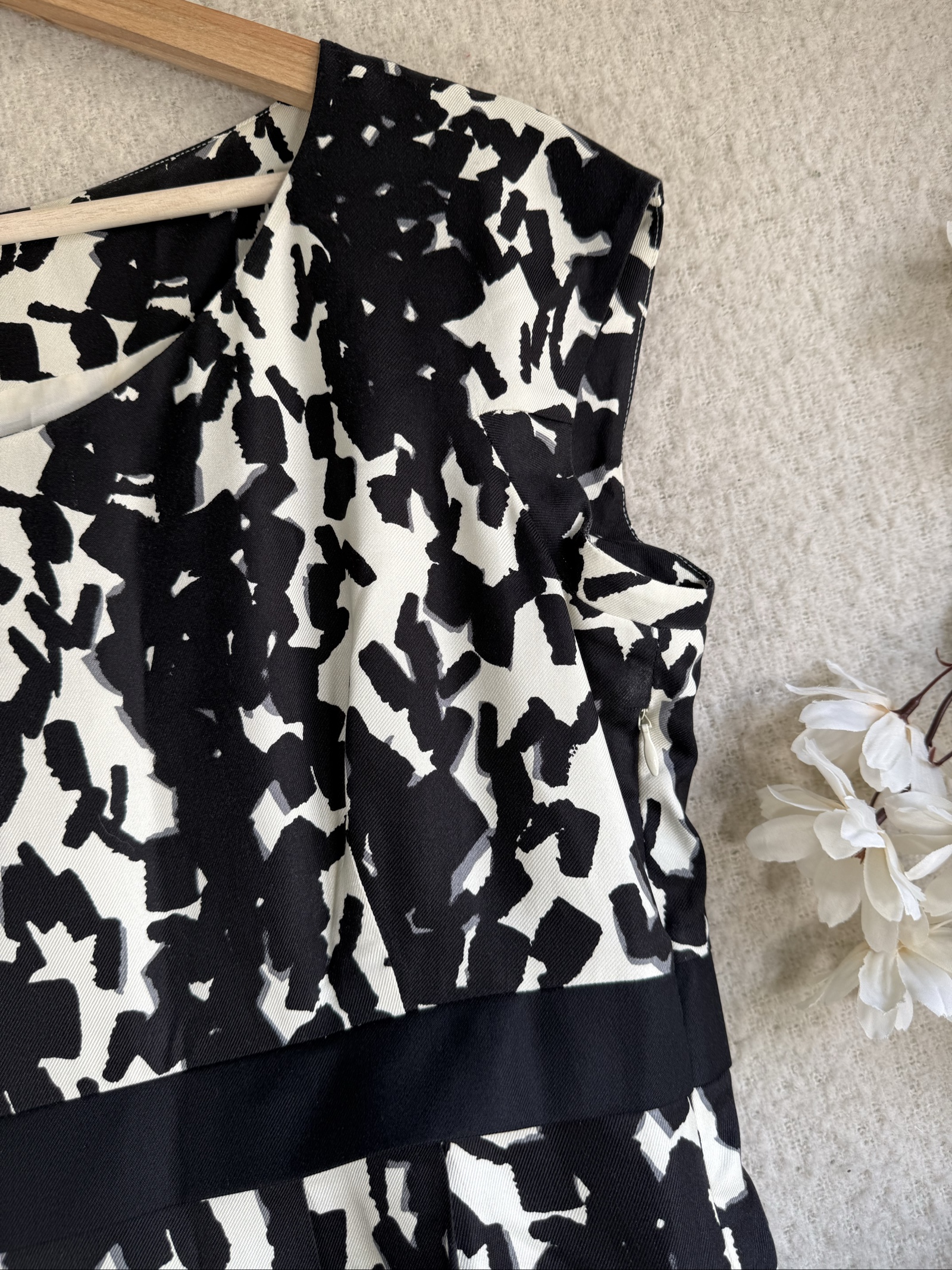Hobbs Black & White Printed Dress UK 14 Elegant Occasion Black & White Dress image 2