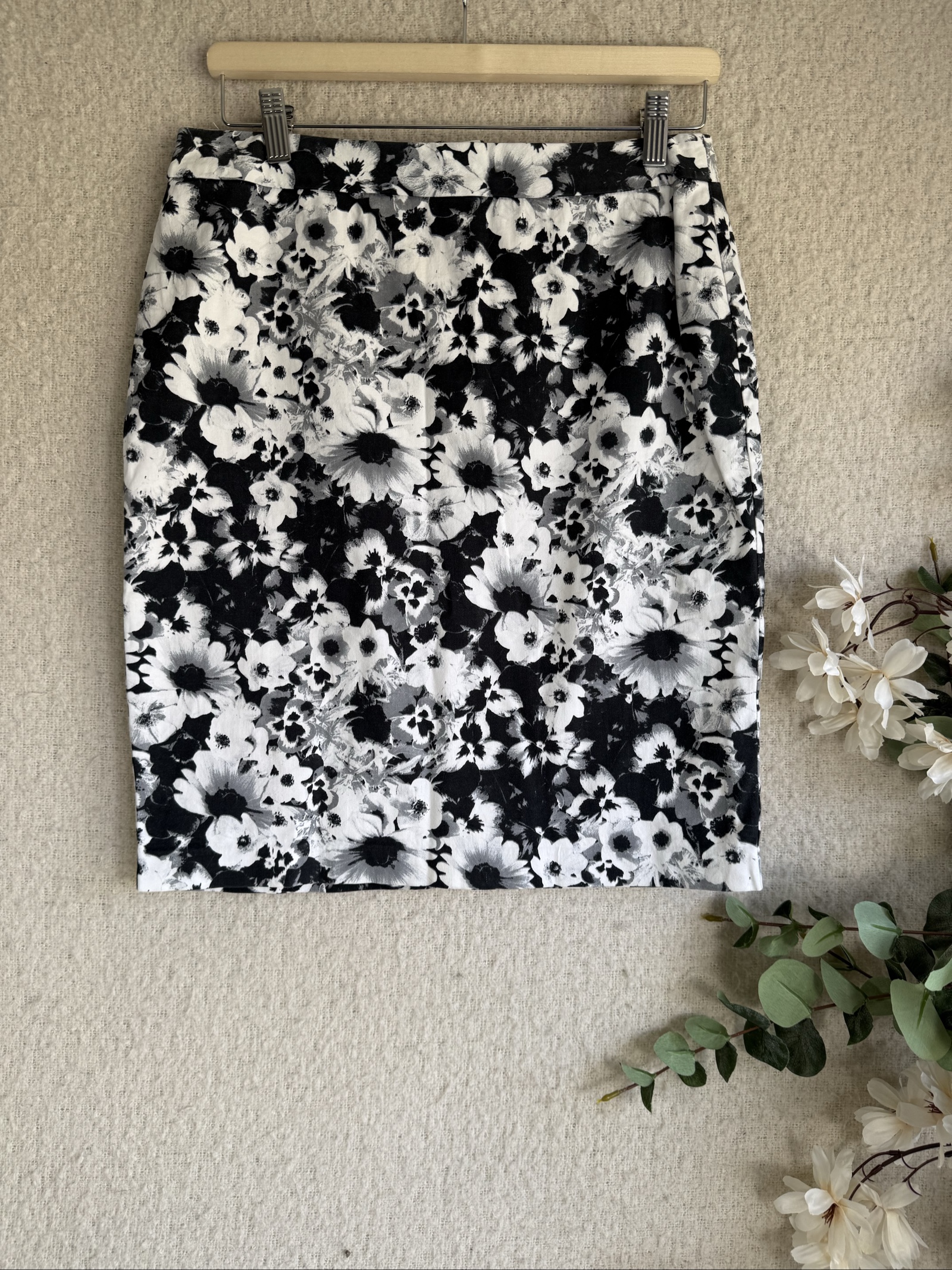 Marks & Spencer Black White Floral Pencil Skirt UK 16 Elegant Zipper Detail
