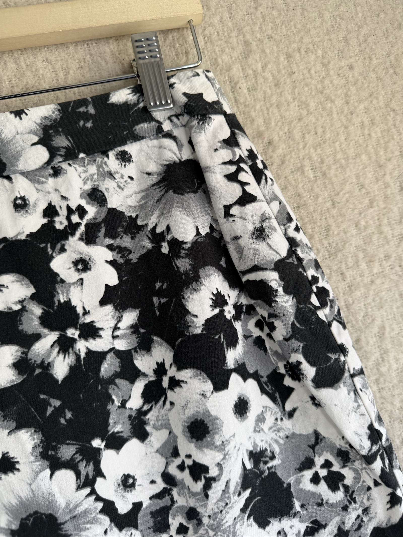 Marks & Spencer Black White Floral Pencil Skirt UK 16 Elegant Zipper Detail image 2