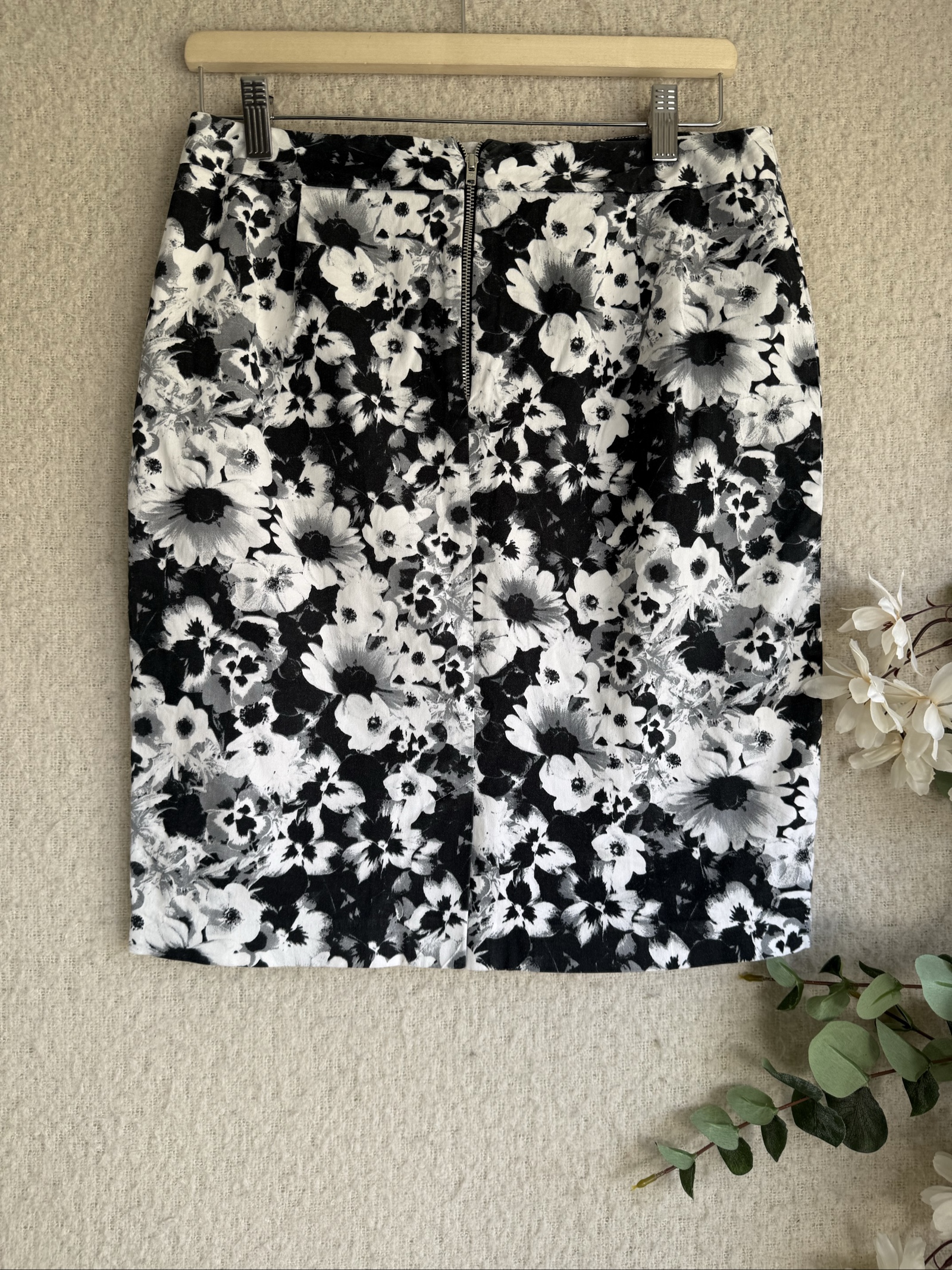 Marks & Spencer Black White Floral Pencil Skirt UK 16 Elegant Zipper Detail image 4