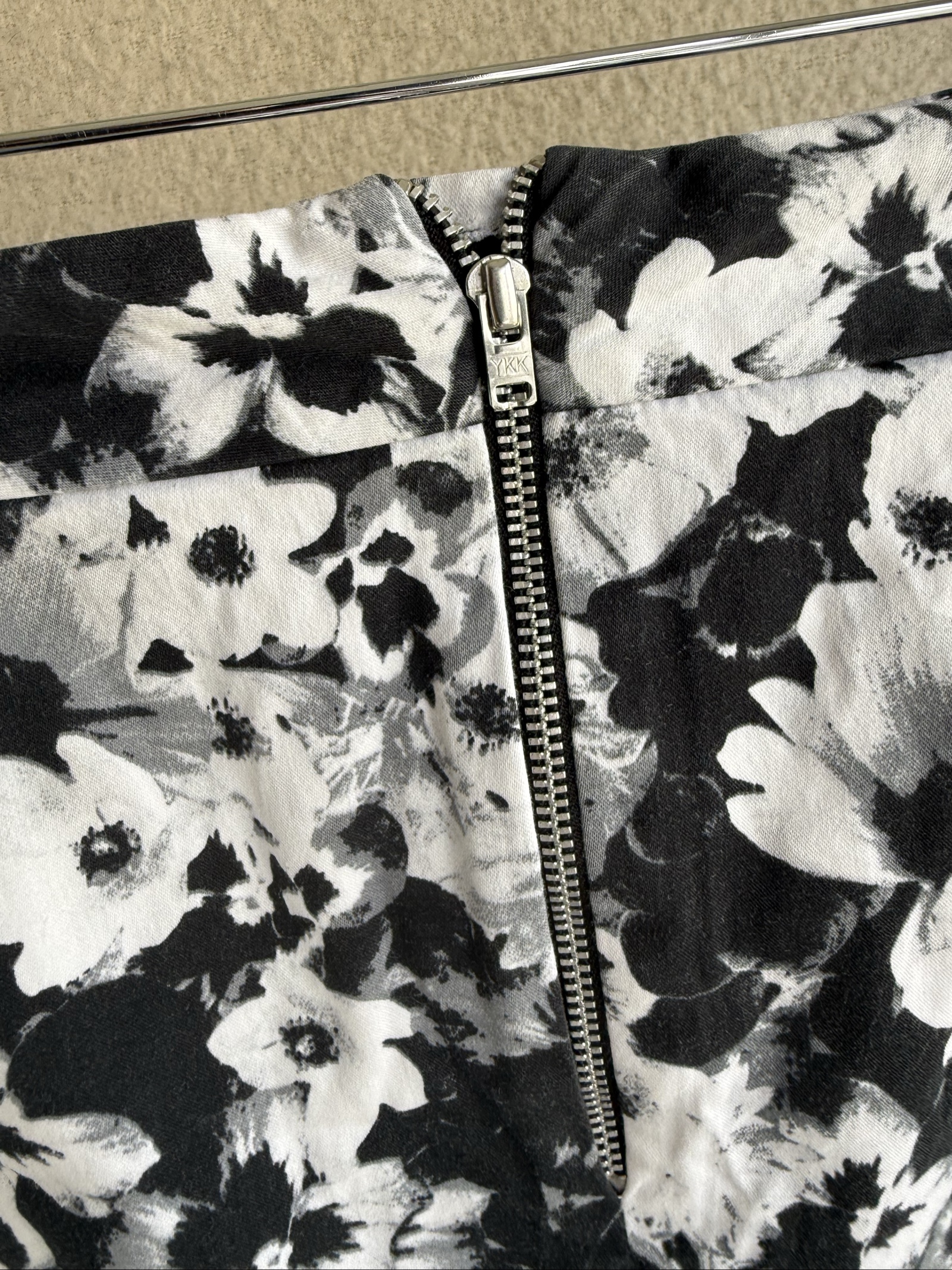 Marks & Spencer Black White Floral Pencil Skirt UK 16 Elegant Zipper Detail image 5