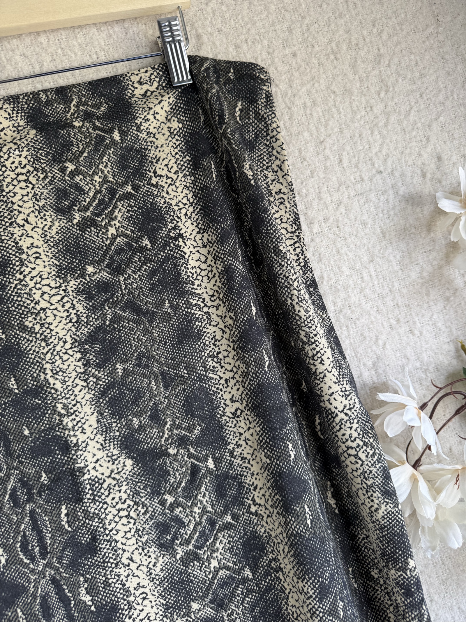 Hennes Collection Black & Beige Snake Print Pencil Skirt Large Elegant Workwear image 2