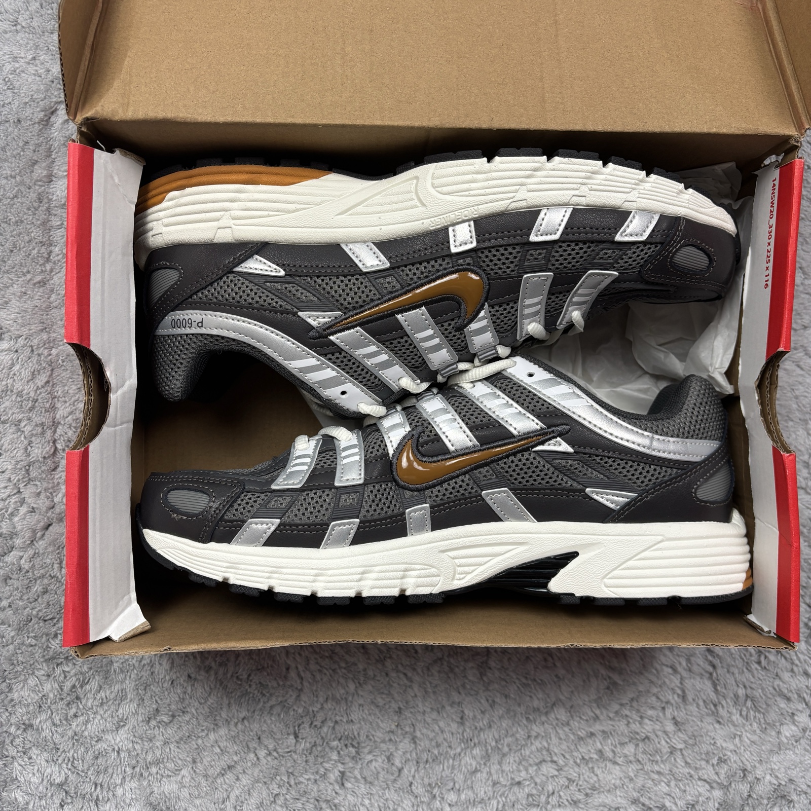 Nike Schwarz, Grau & Weiß P-6000 EU 44 Herren Sneaker