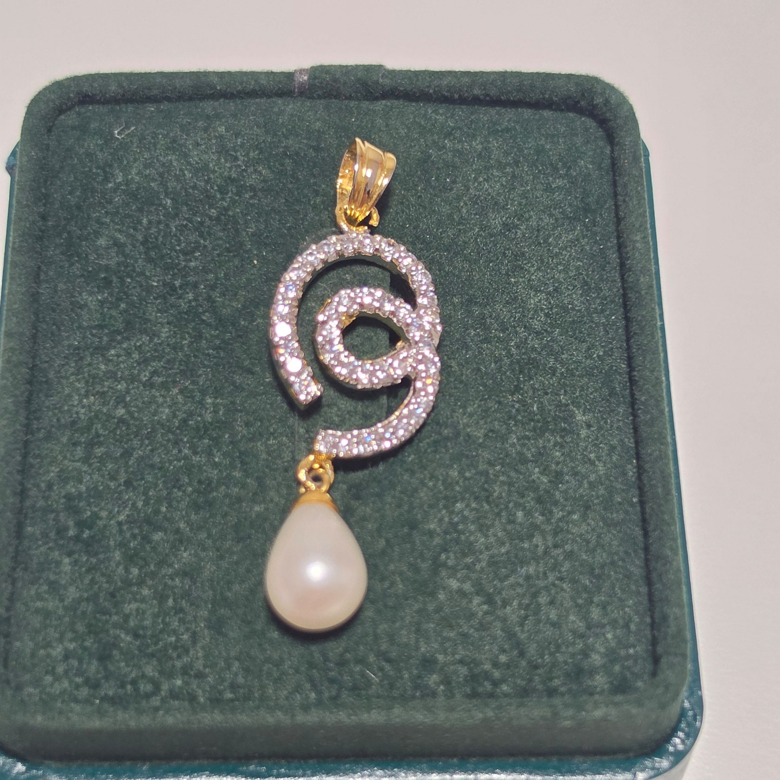 Costume Elegant Gold & White Pearl Pendant Necklace
