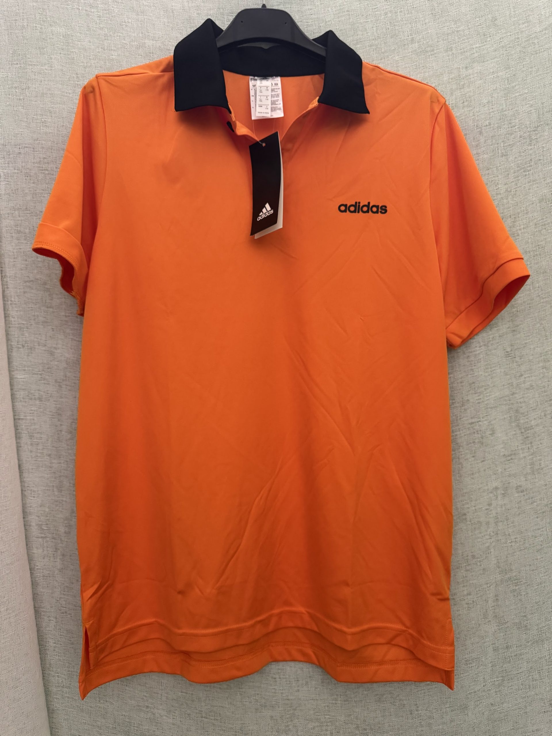 Polo Adidas – Naranja con cuello negro, nuevo con etiqueta