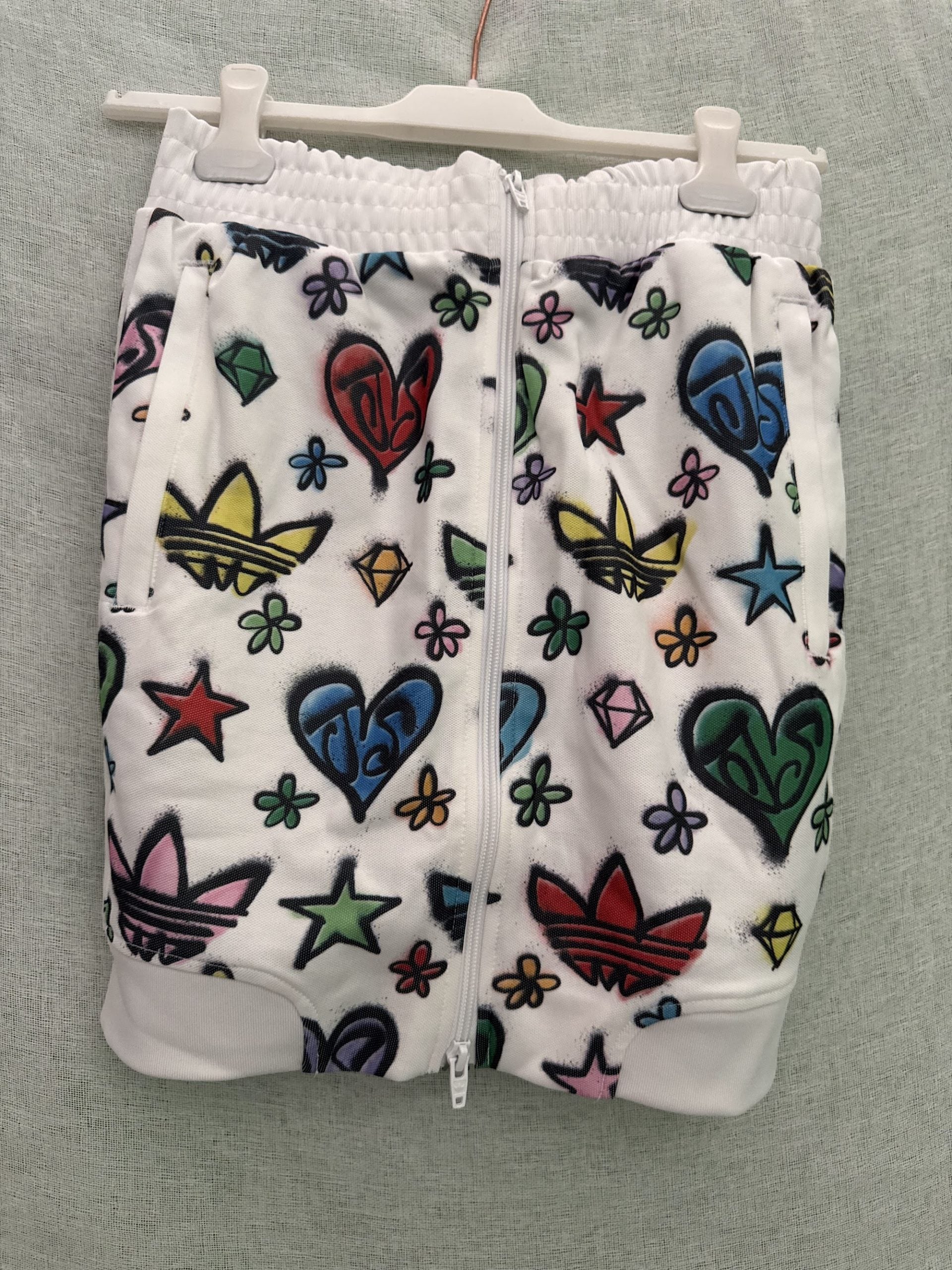 Falda Adidas Originals x Jeremy Scott – Blanco grafiti, talla XS, nueva