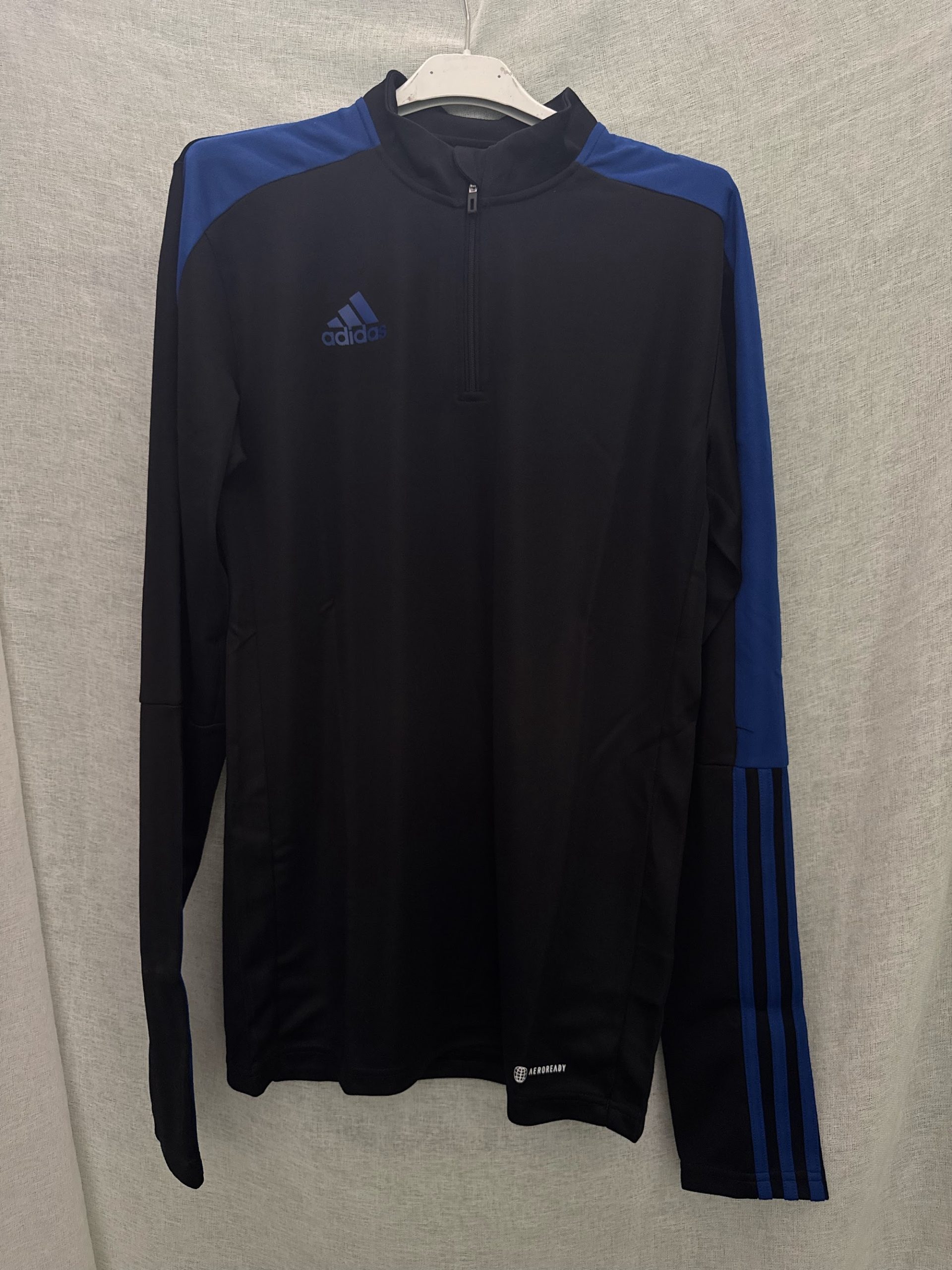 Sudadera técnica Adidas 1/4 cremallera – Negro/azul royal, talla S, nueva