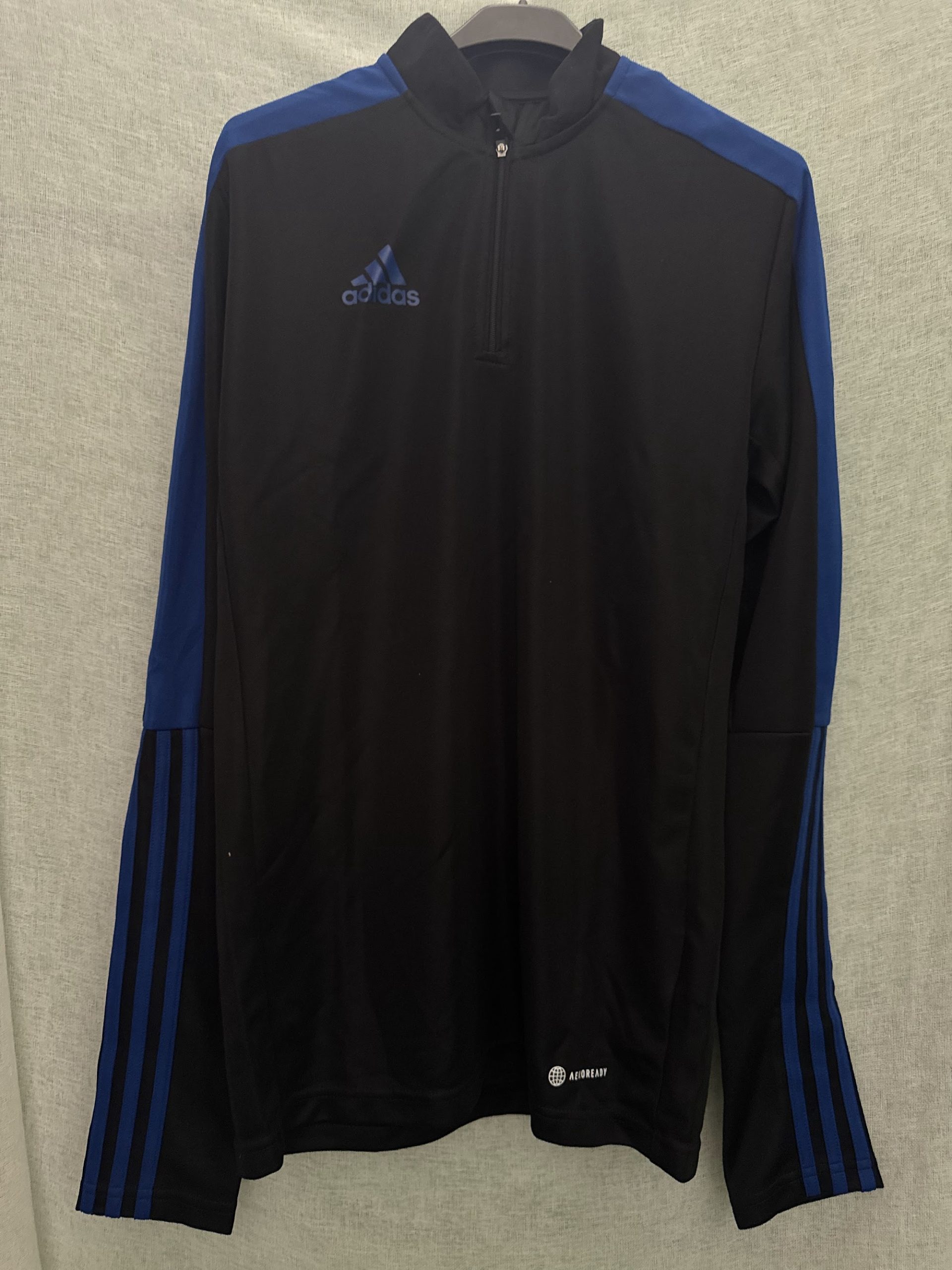 Sudadera técnica Adidas 1/4 cremallera – Negro/azul royal, talla XS, nueva