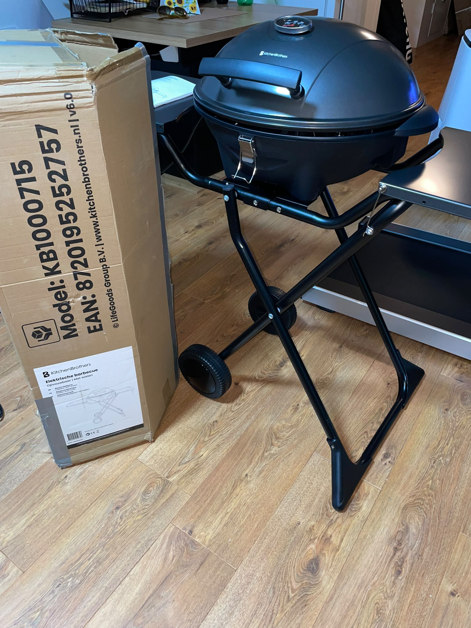 Nieuwe KitchenBrothers elektrische barbecue met transportschade aan zijtafel