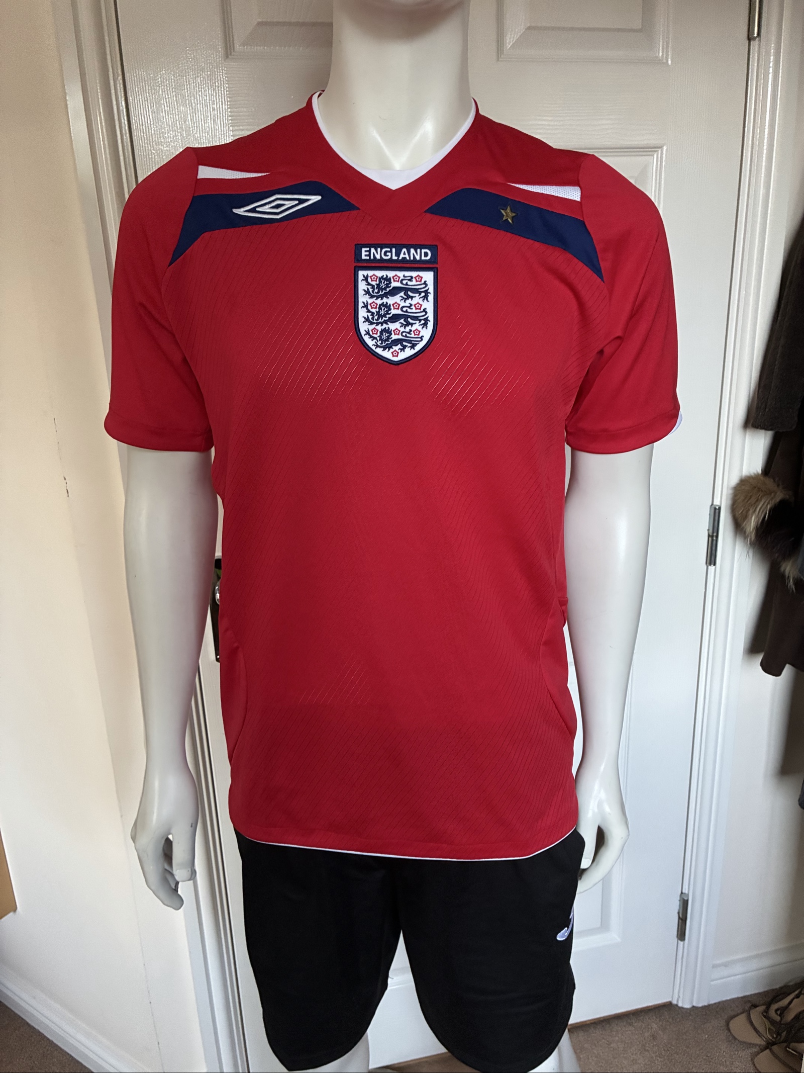 Umbro Red England Football Shirt Large Official Jersey