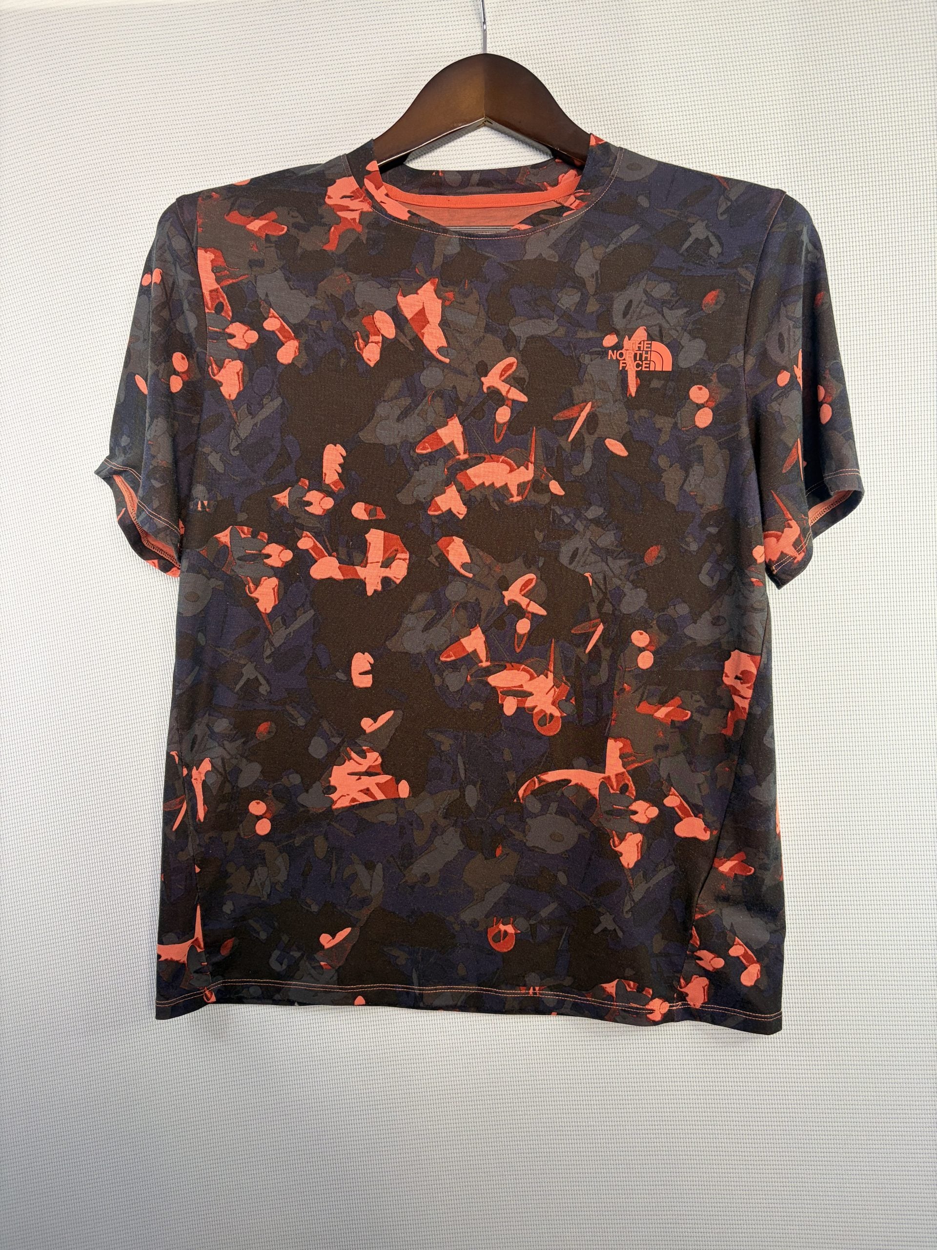 The North Face Women's S Abstract Camo Print T-Shirt Performance Polyester Orange Navy