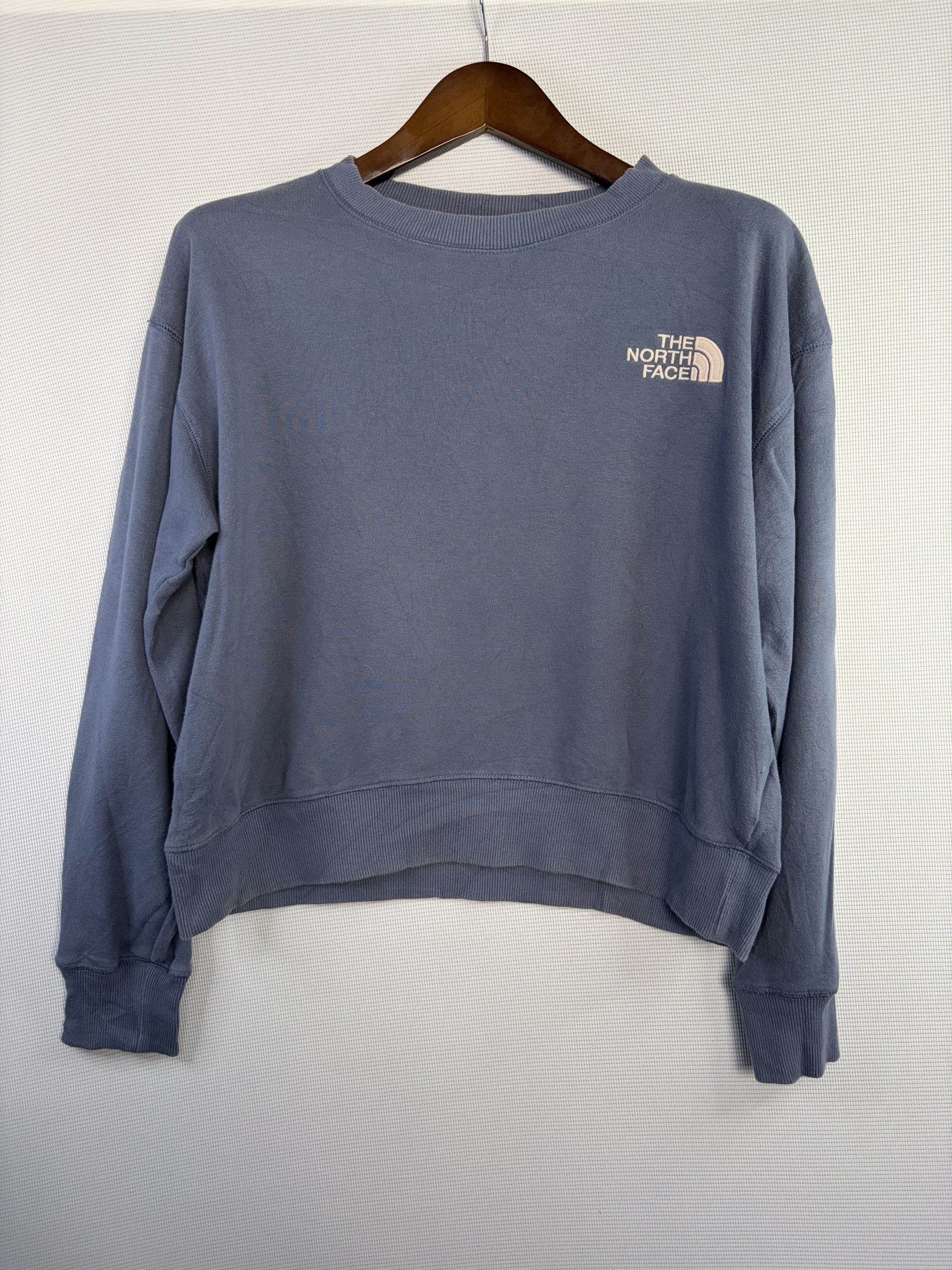 The North Face Women's S Cropped Sweatshirt Slate Blue Embroidered Logo