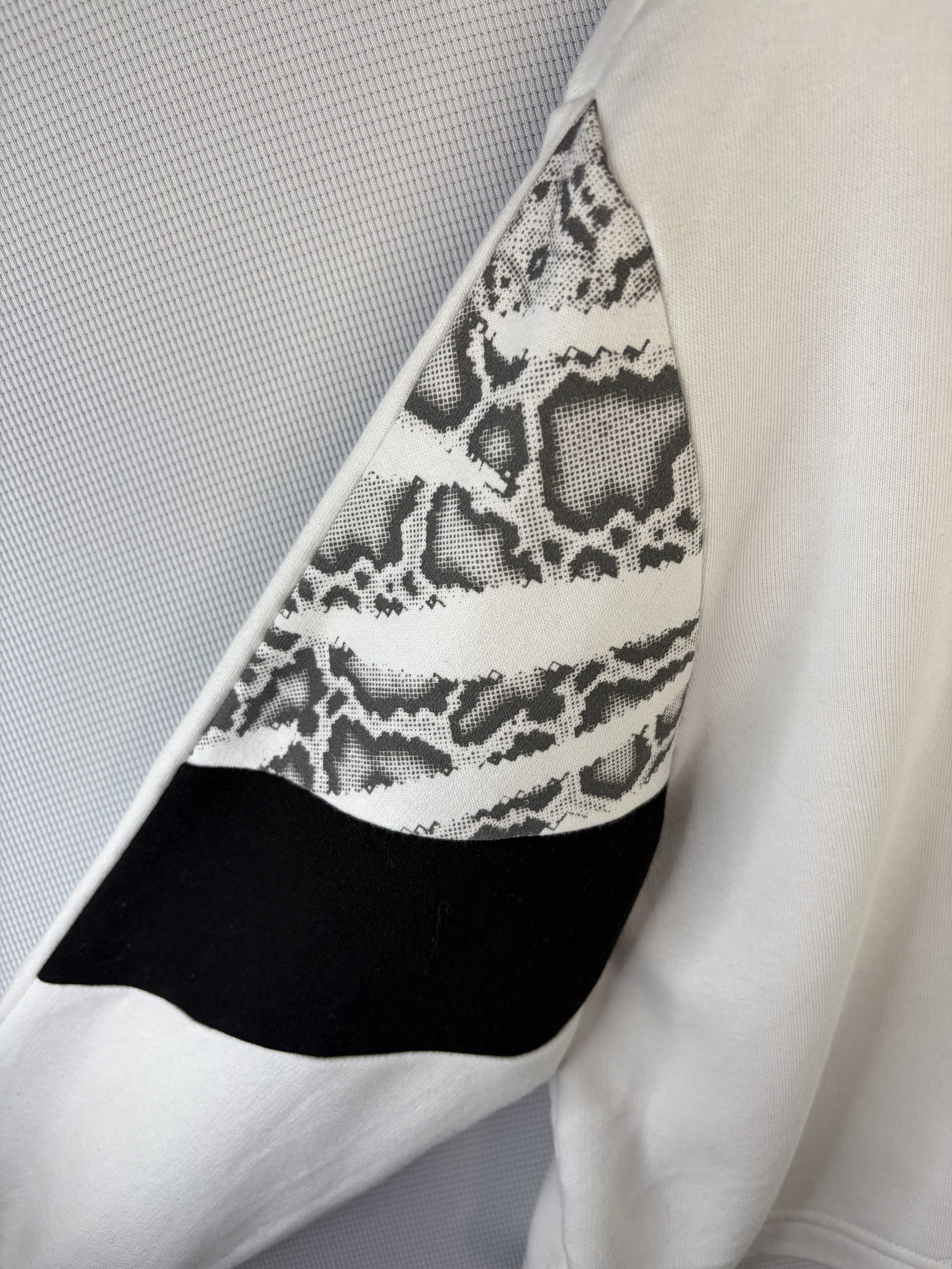 Puma Cropped Funnel Quarter Zip Sweatshirt White Snake Print Size L image 2